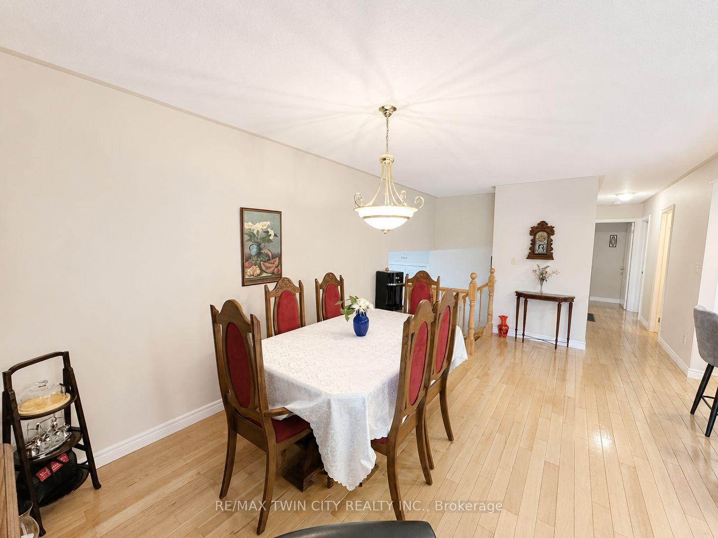 Photo 19 of 36 Oakhill Drive N, Brantford, West Brant — HOMEH