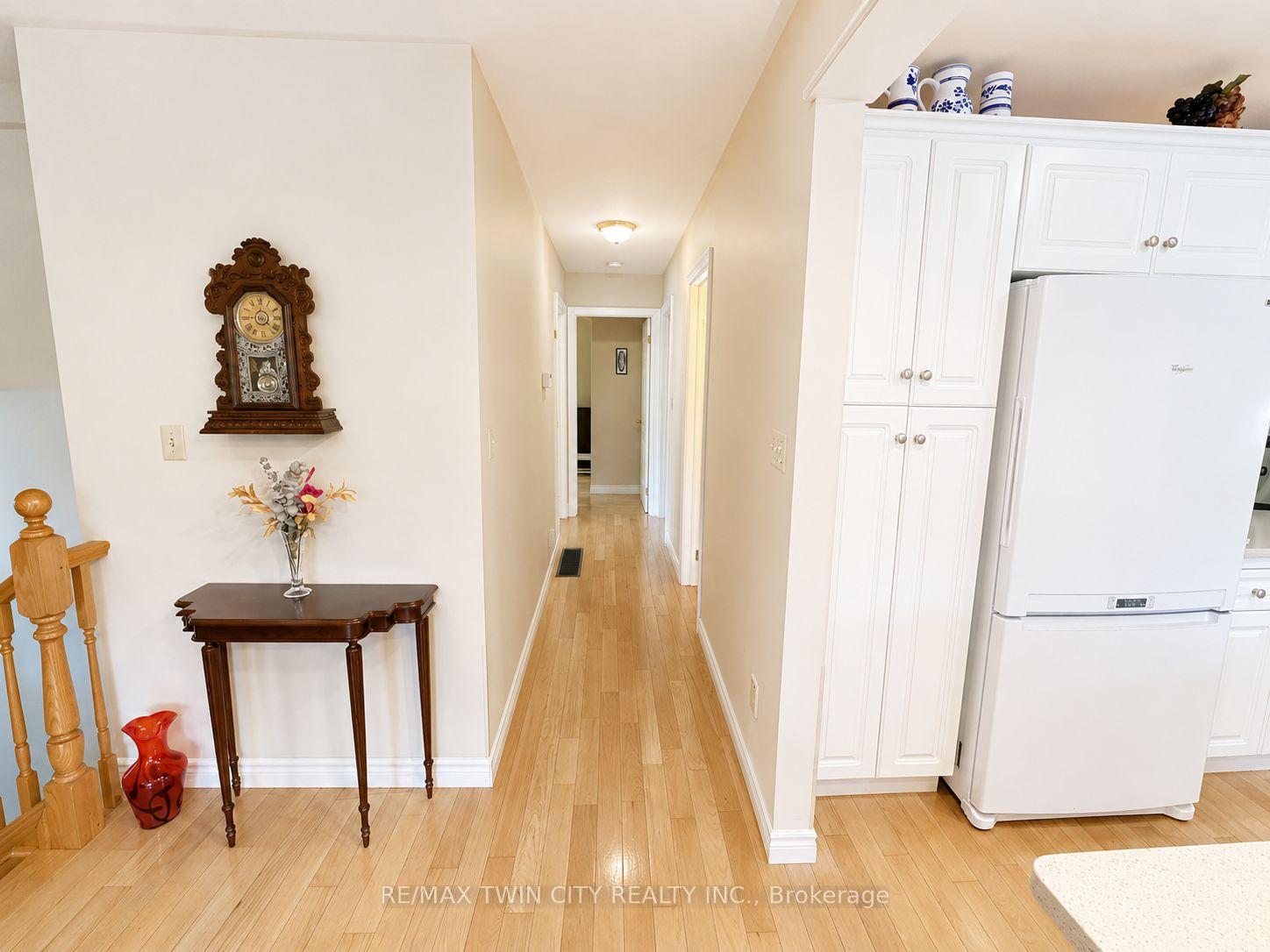 Photo 20 of 36 Oakhill Drive N, Brantford, West Brant — HOMEH