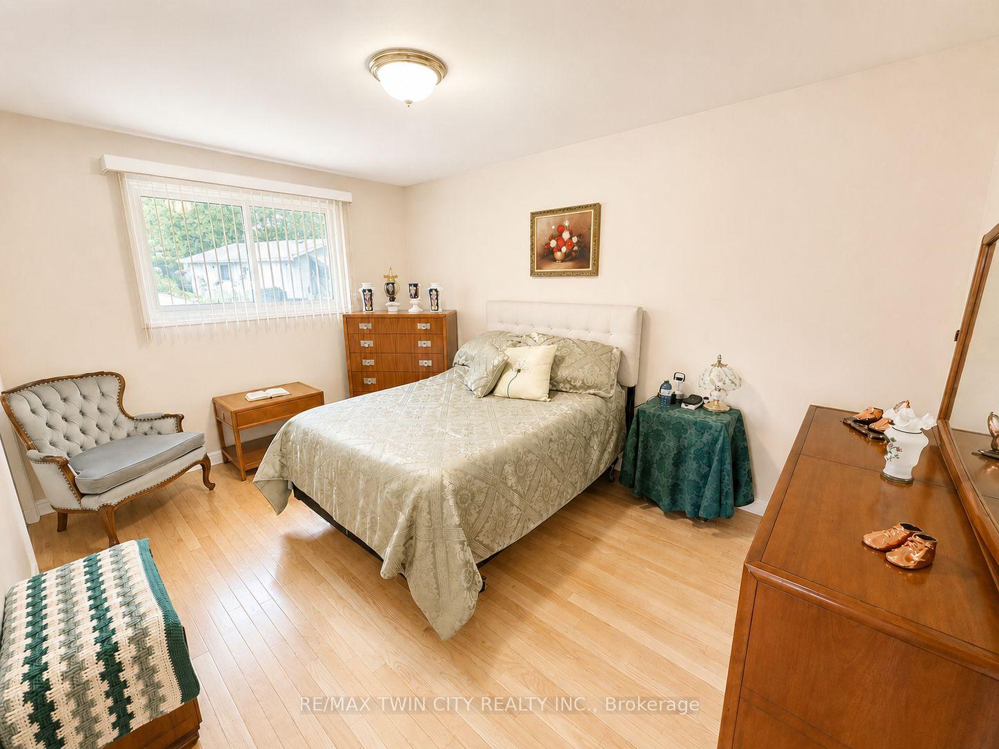 Photo 21 of 36 Oakhill Drive N, Brantford, West Brant — HOMEH