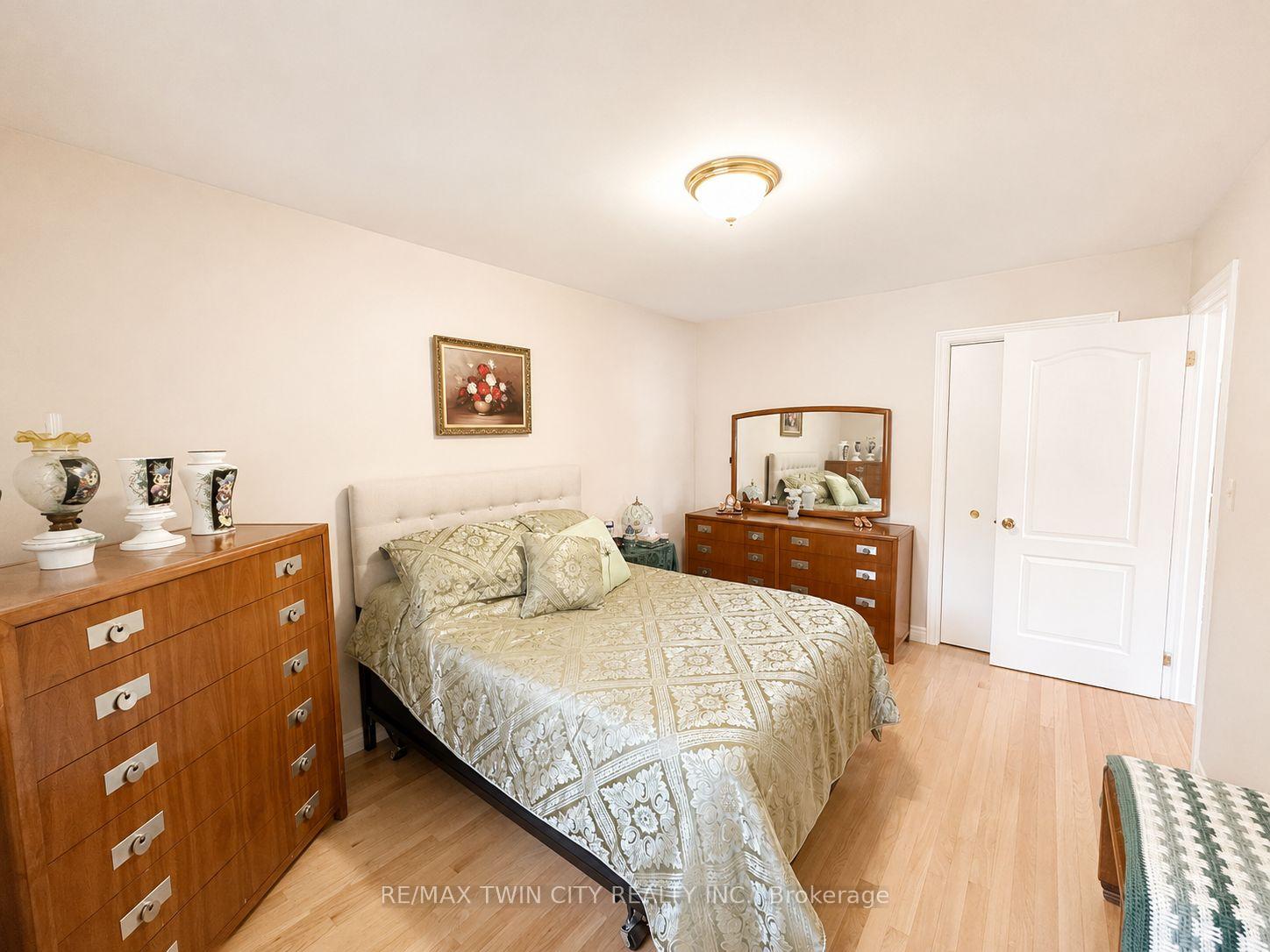 Photo 22 of 36 Oakhill Drive N, Brantford, West Brant — HOMEH