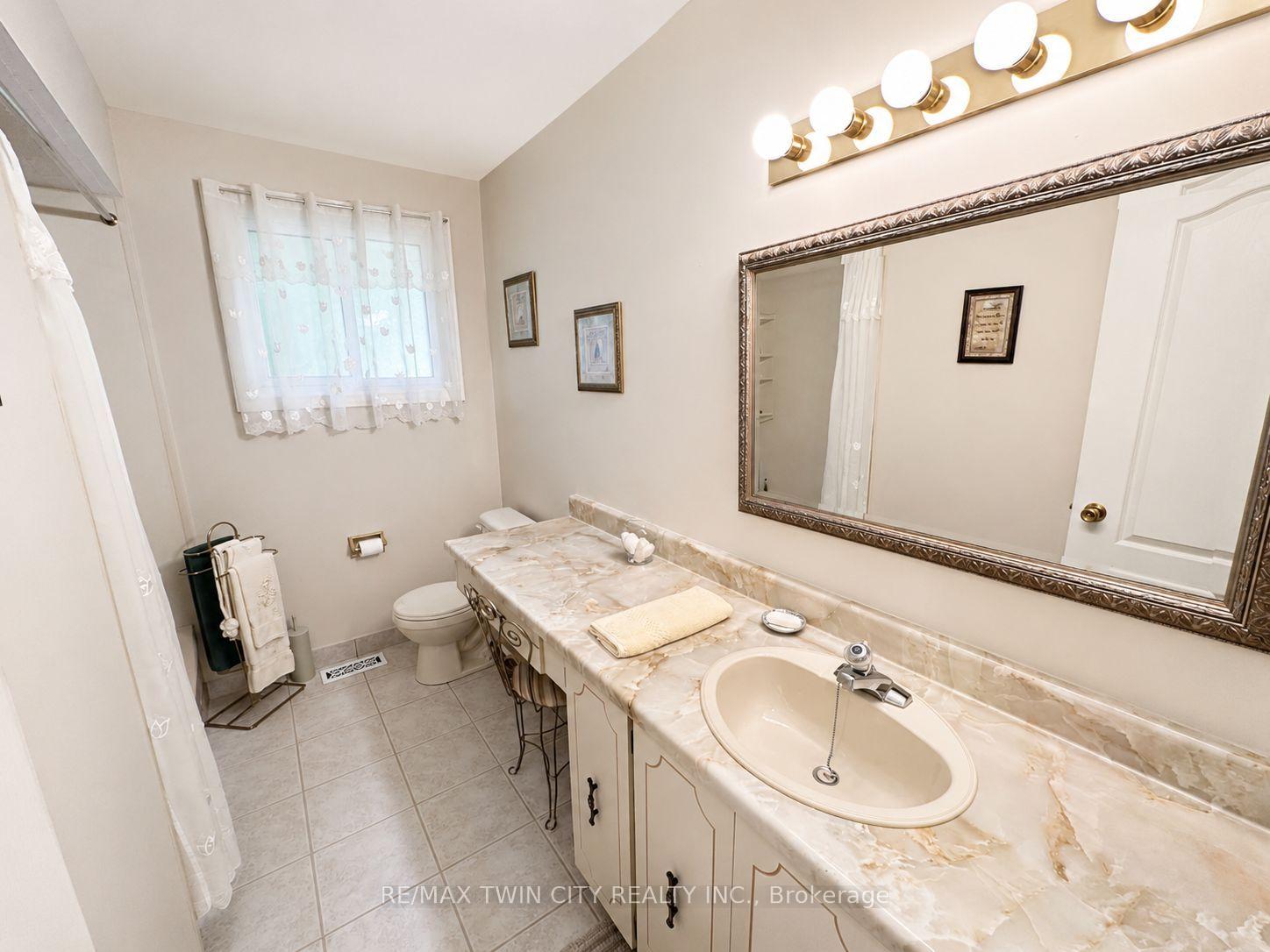 Photo 23 of 36 Oakhill Drive N, Brantford, West Brant — HOMEH