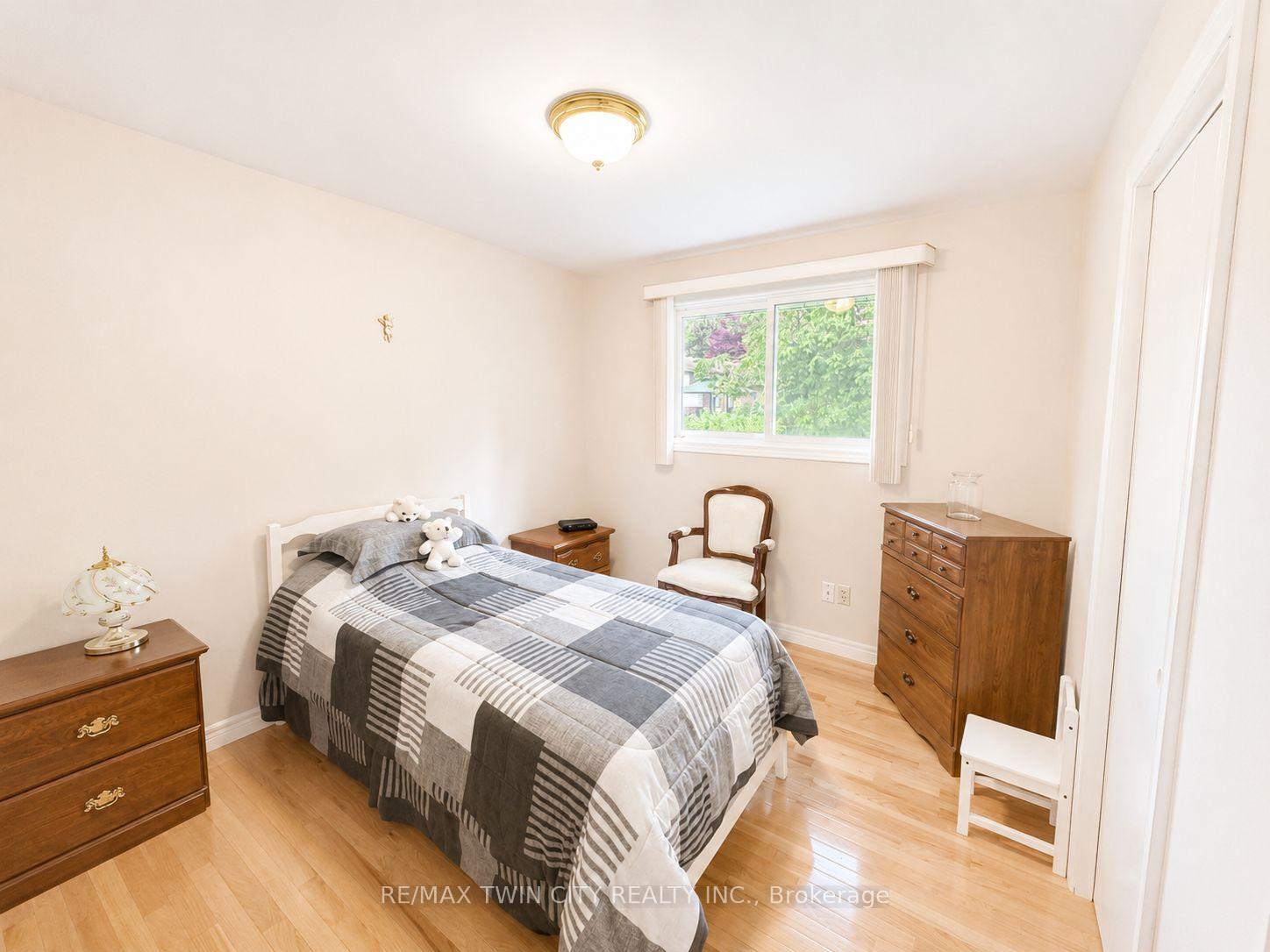 Photo 25 of 36 Oakhill Drive N, Brantford, West Brant — HOMEH