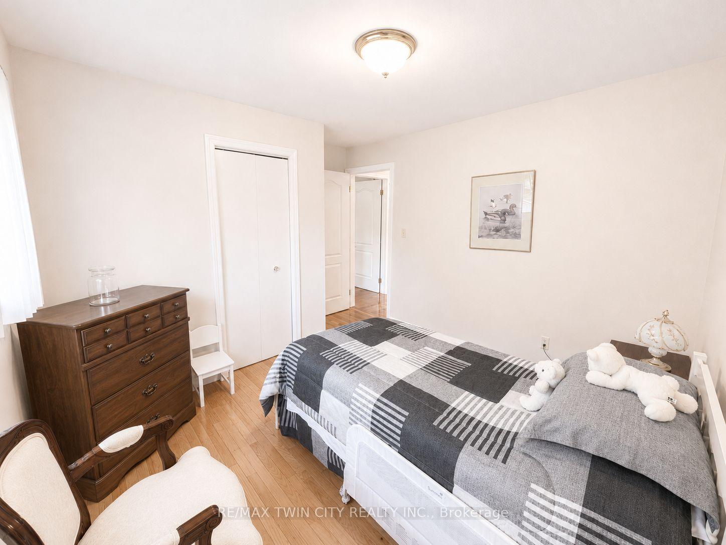 Photo 26 of 36 Oakhill Drive N, Brantford, West Brant — HOMEH
