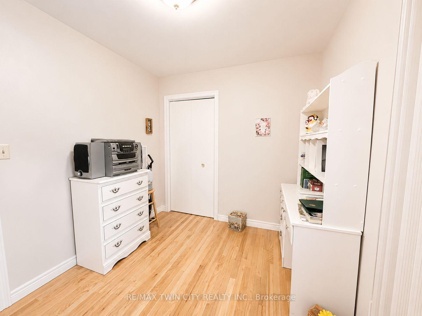 Photo 27 of 36 Oakhill Drive N, Brantford, West Brant — HOMEH