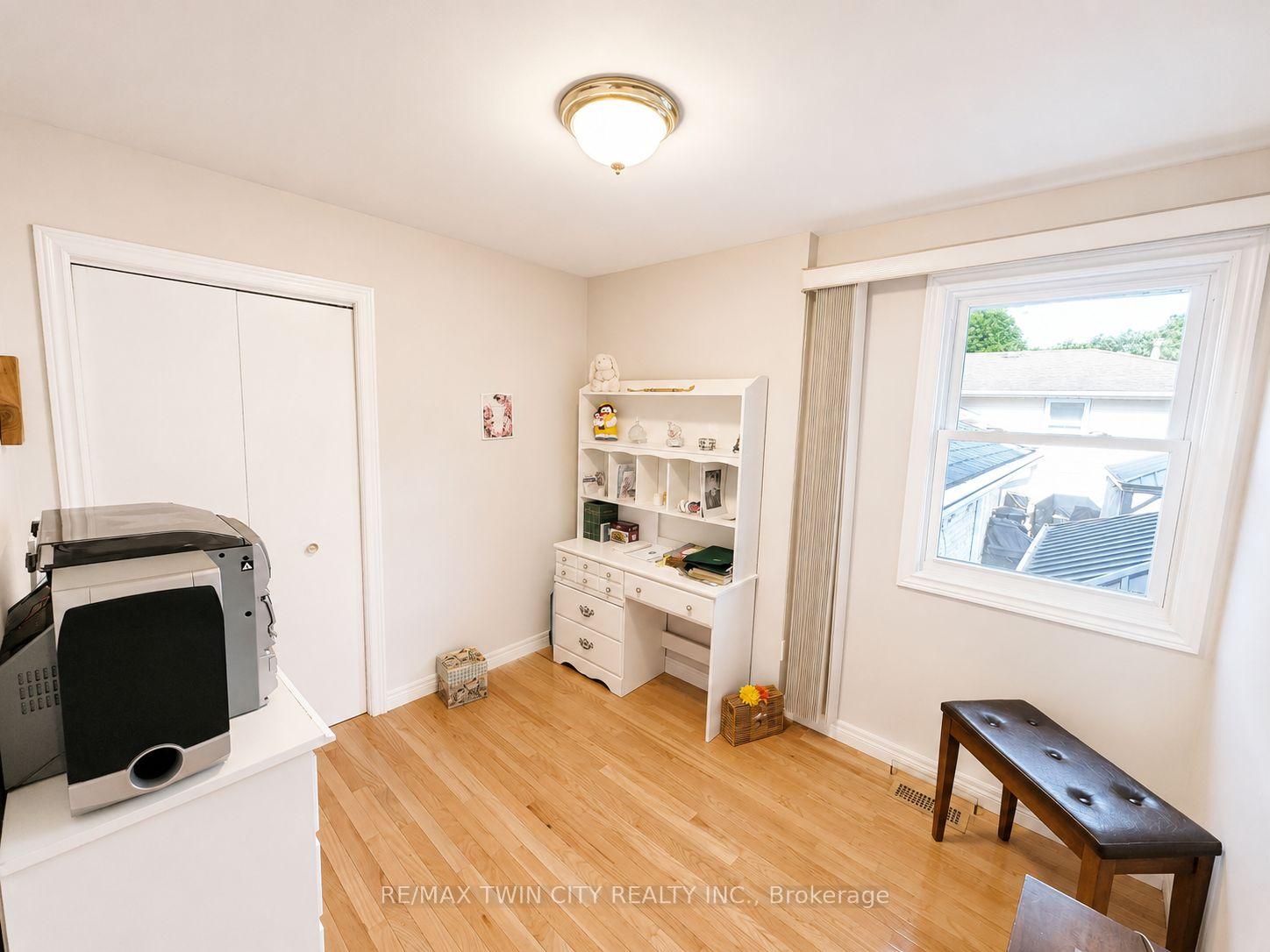 Photo 28 of 36 Oakhill Drive N, Brantford, West Brant — HOMEH