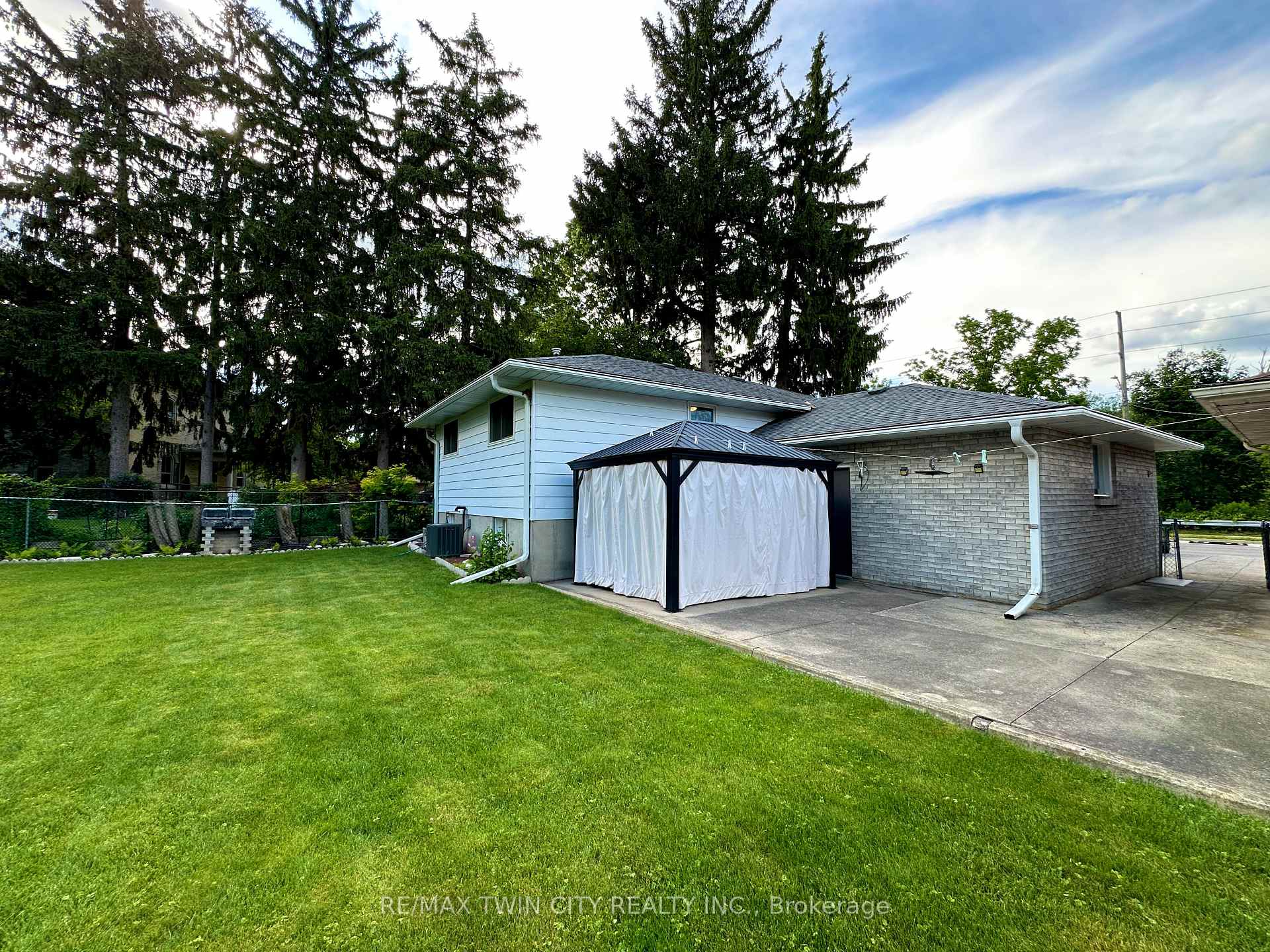 Photo 44 of 36 Oakhill Drive N, Brantford, West Brant — HOMEH