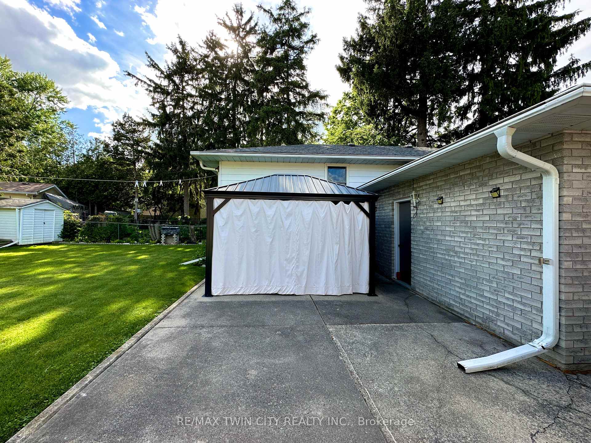Photo 45 of 36 Oakhill Drive N, Brantford, West Brant — HOMEH