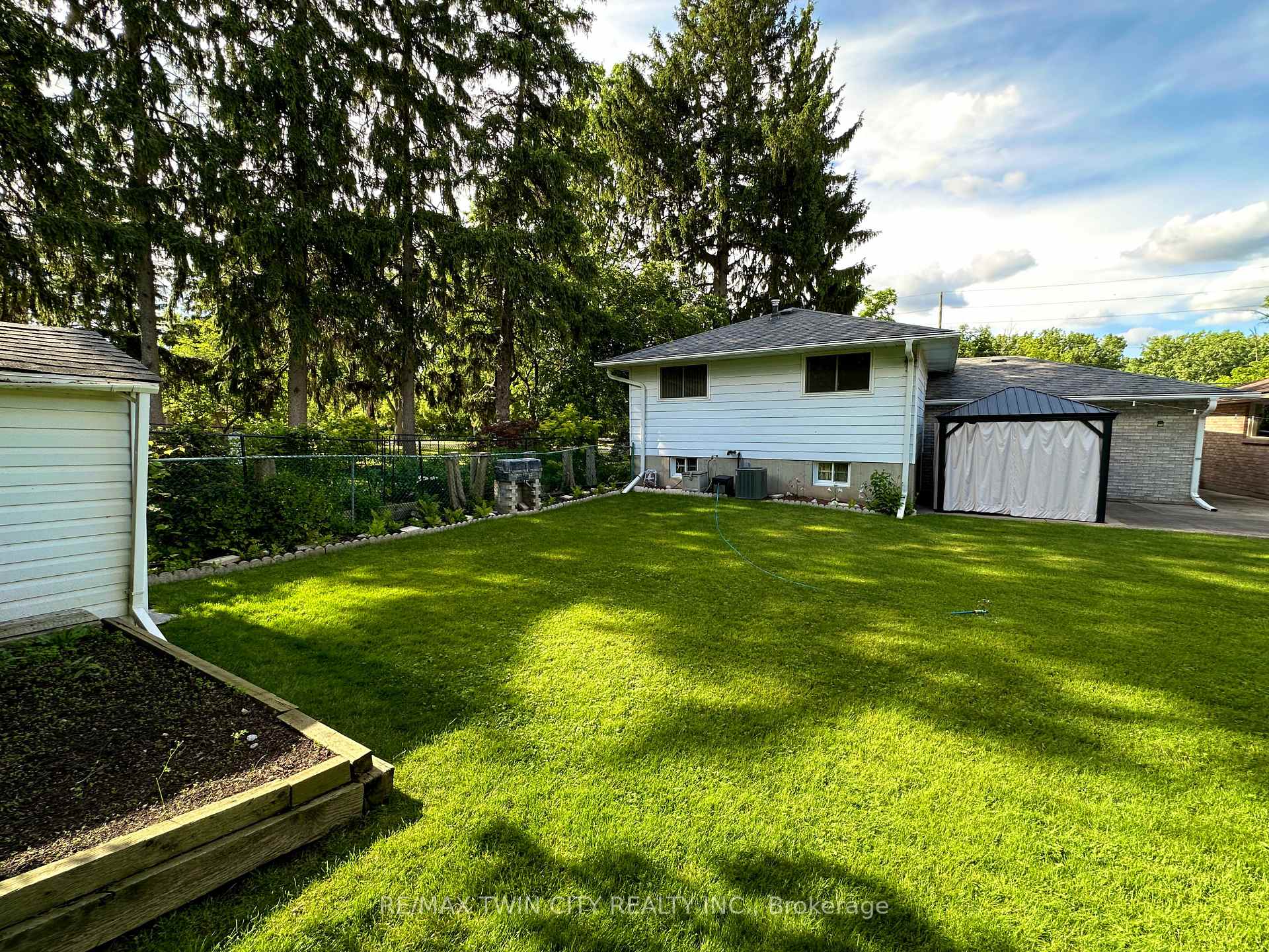 Photo 46 of 36 Oakhill Drive N, Brantford, West Brant — HOMEH