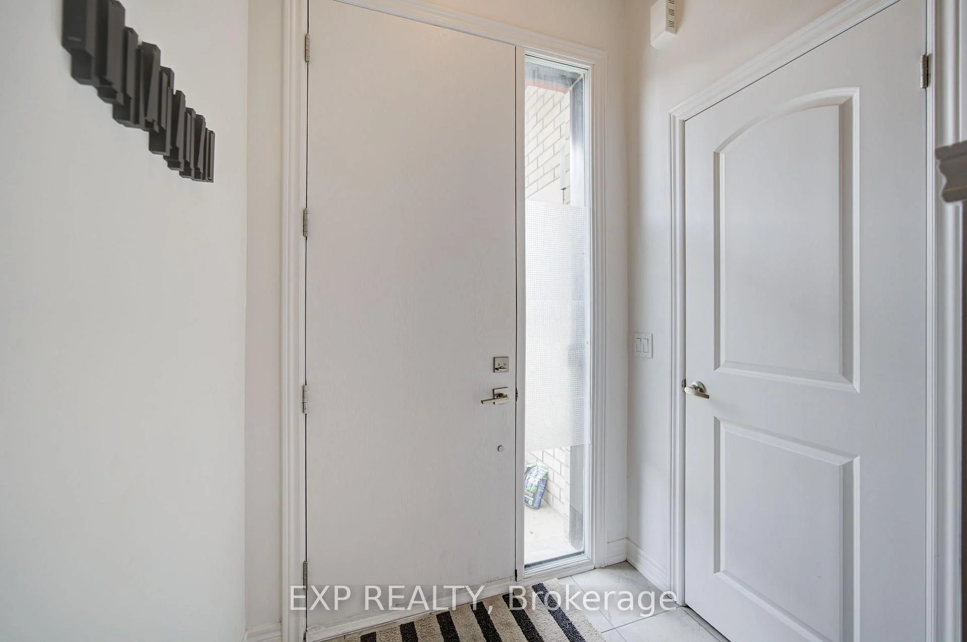 Photo 3 of 29 Sorbara Way, Whitby, Brooklin — HOMEH