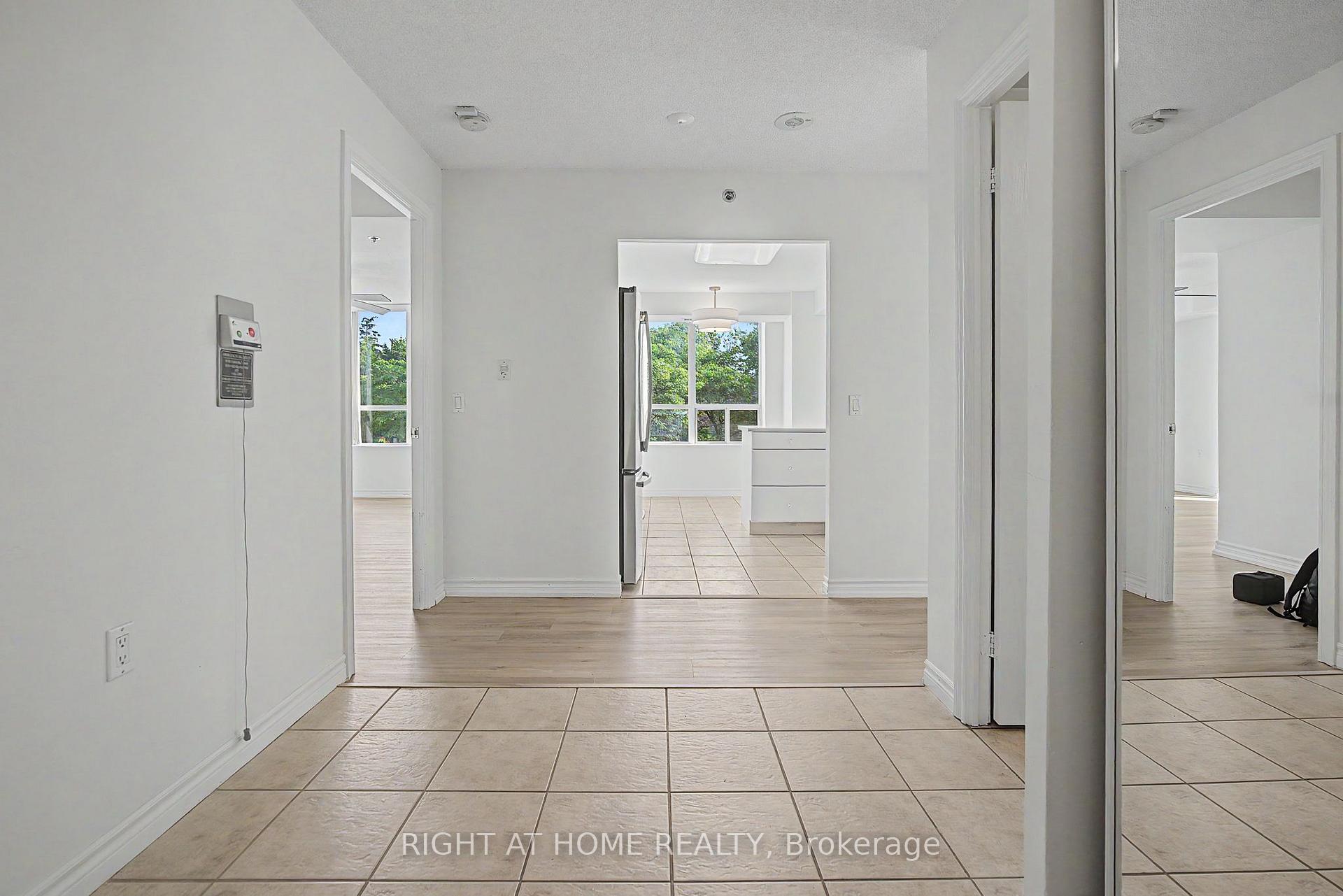 Photo 4 of Unit 1213, 100 Burloak Drive, Burlington, Bronte Creek — HOMEH