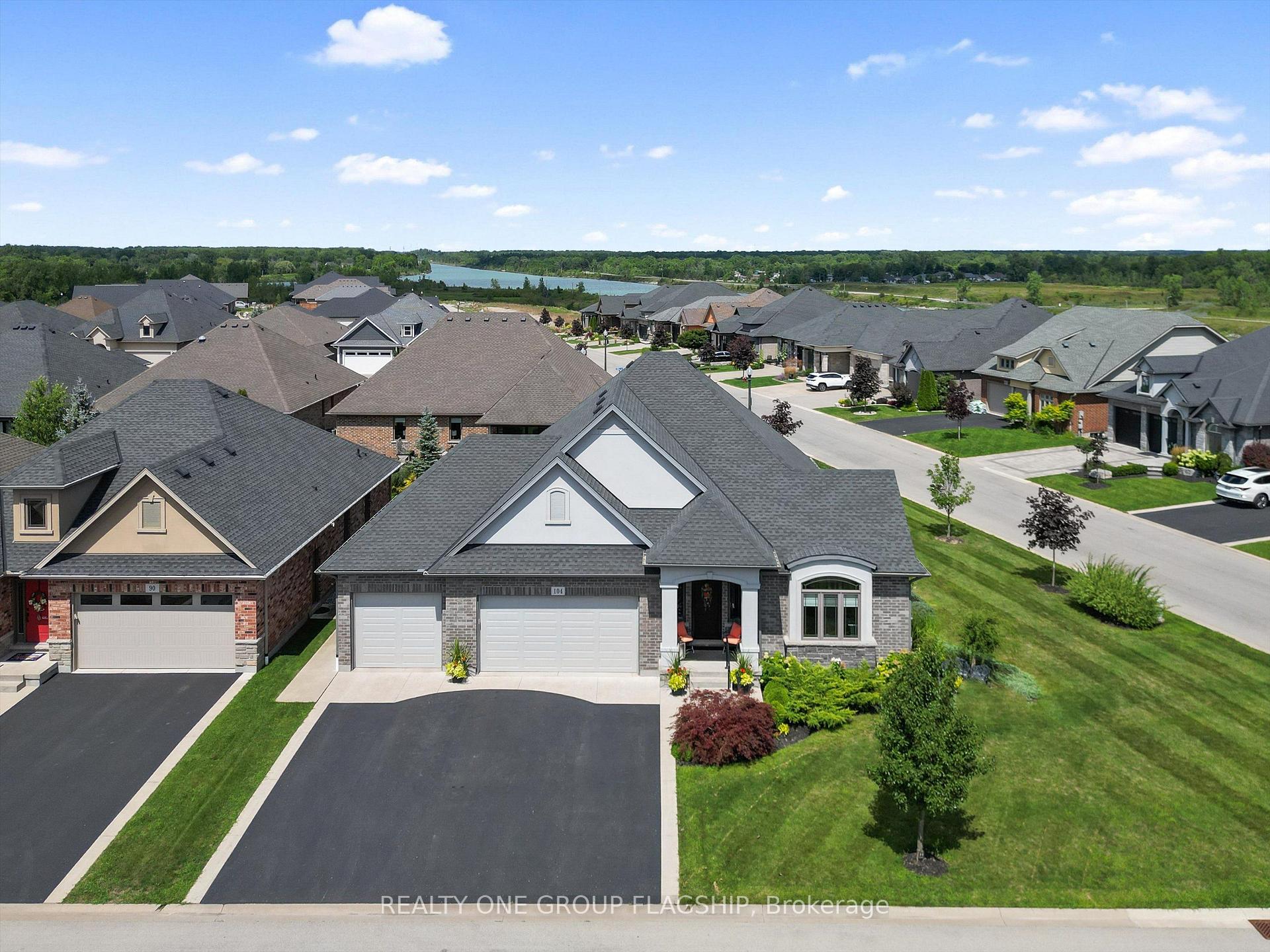 Photo 2 of 104 Berwick Trail, Welland, Hwy 406/Welland — HOMEH