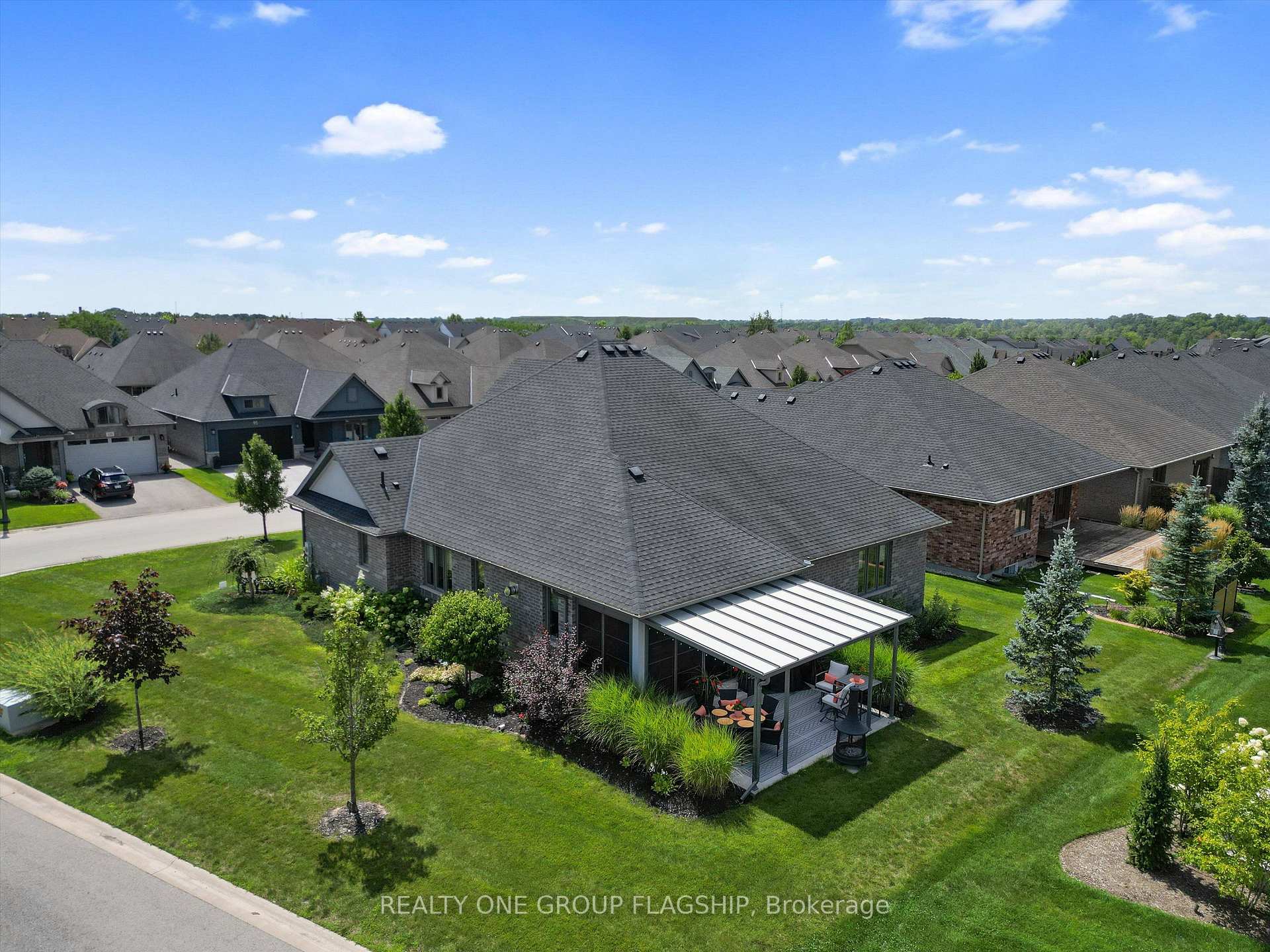 Photo 3 of 104 Berwick Trail, Welland, Hwy 406/Welland — HOMEH