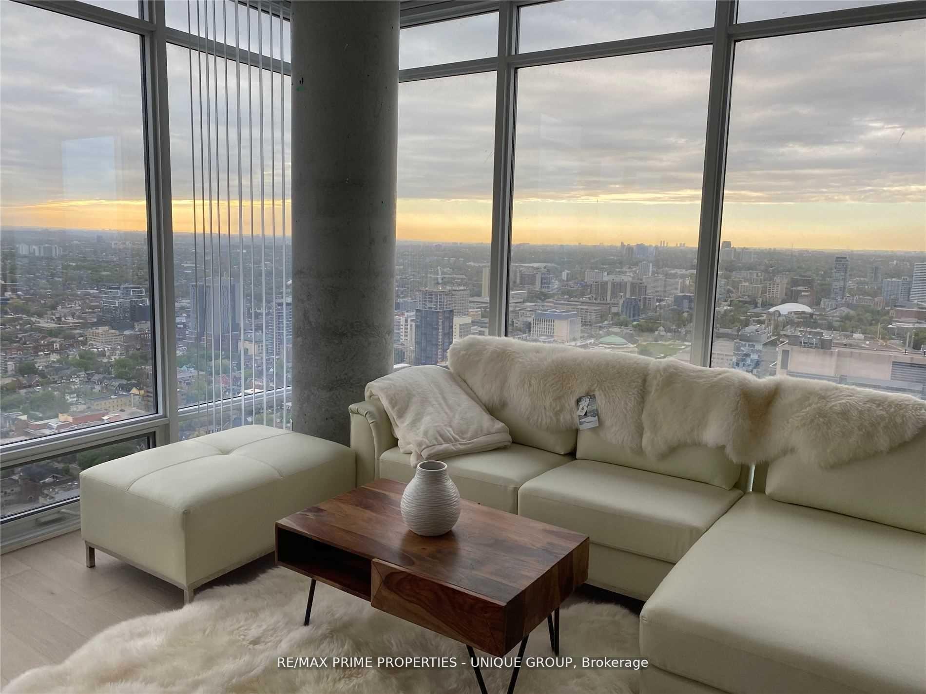 Photo 6 of Unit 3716, 488 University Avenue, Toronto, University — HOMEH