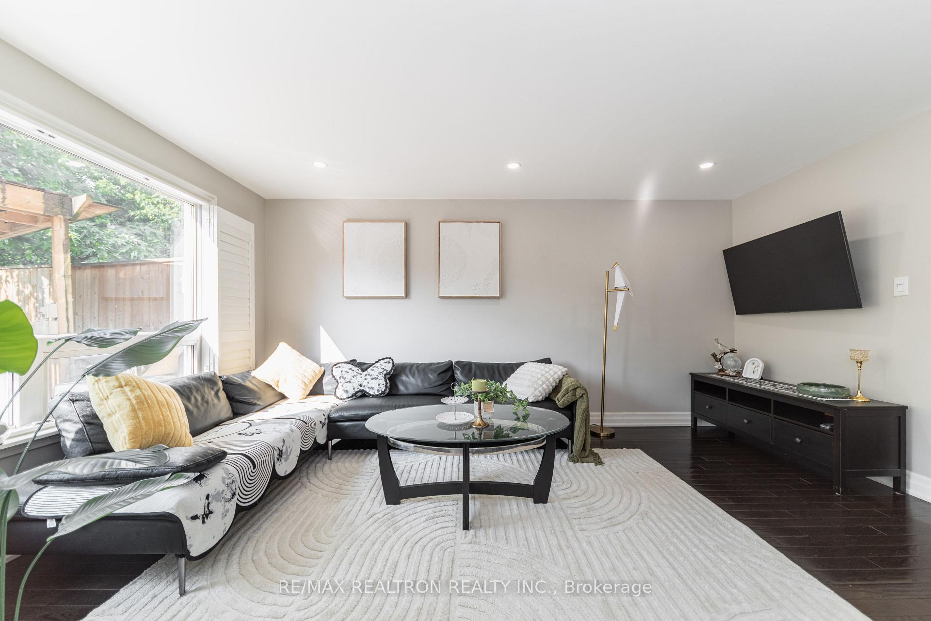 Photo 1 of 2 Lynedock Crescent, North York, Parkwoods-Donalda — HOMEH