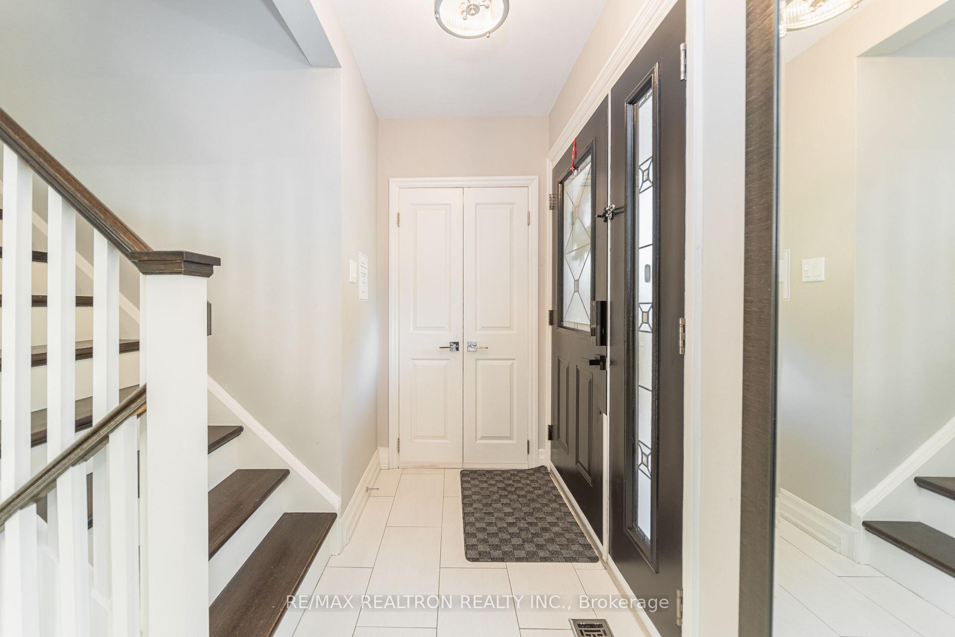 Photo 3 of 2 Lynedock Crescent, North York, Parkwoods-Donalda — HOMEH