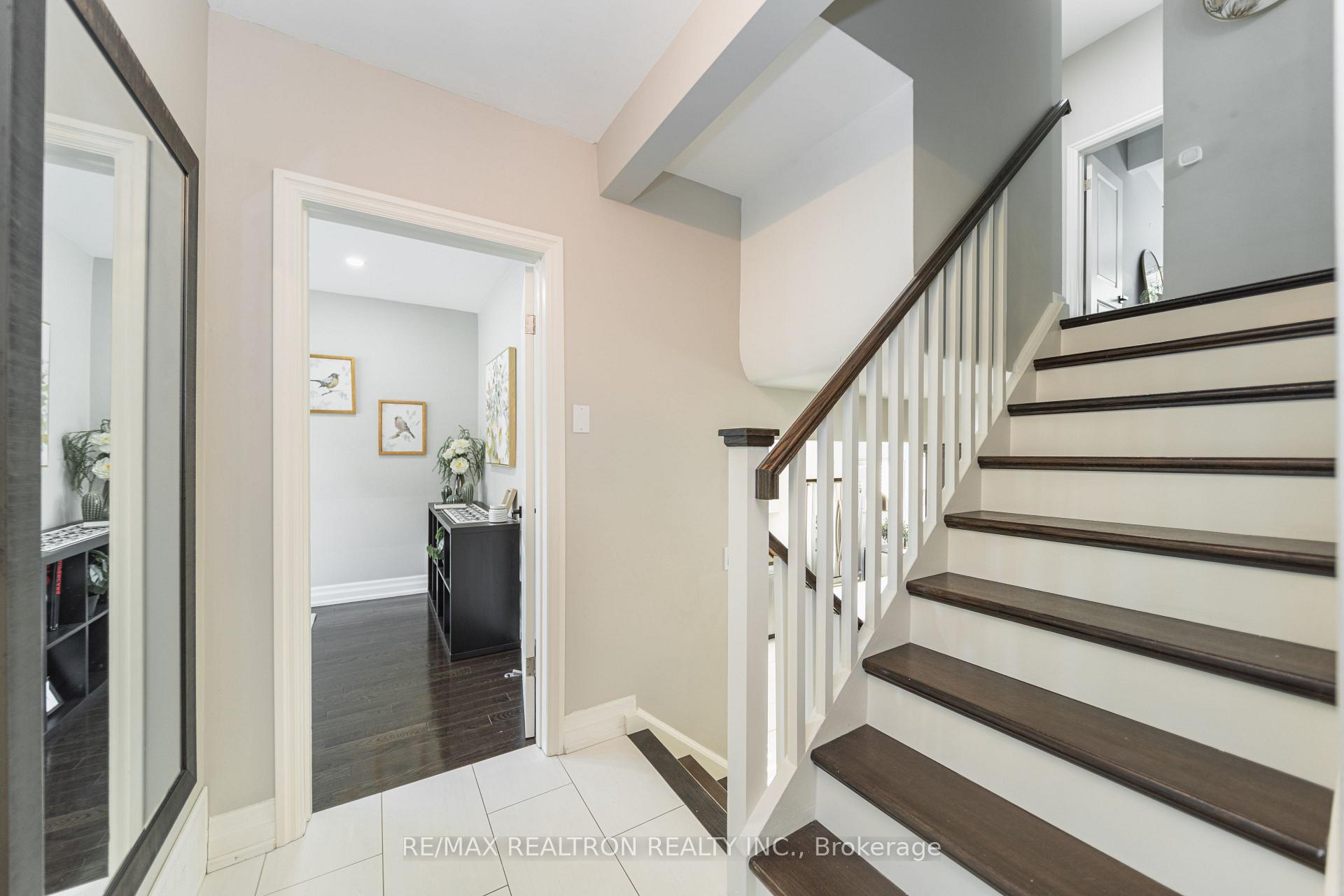 Photo 4 of 2 Lynedock Crescent, North York, Parkwoods-Donalda — HOMEH