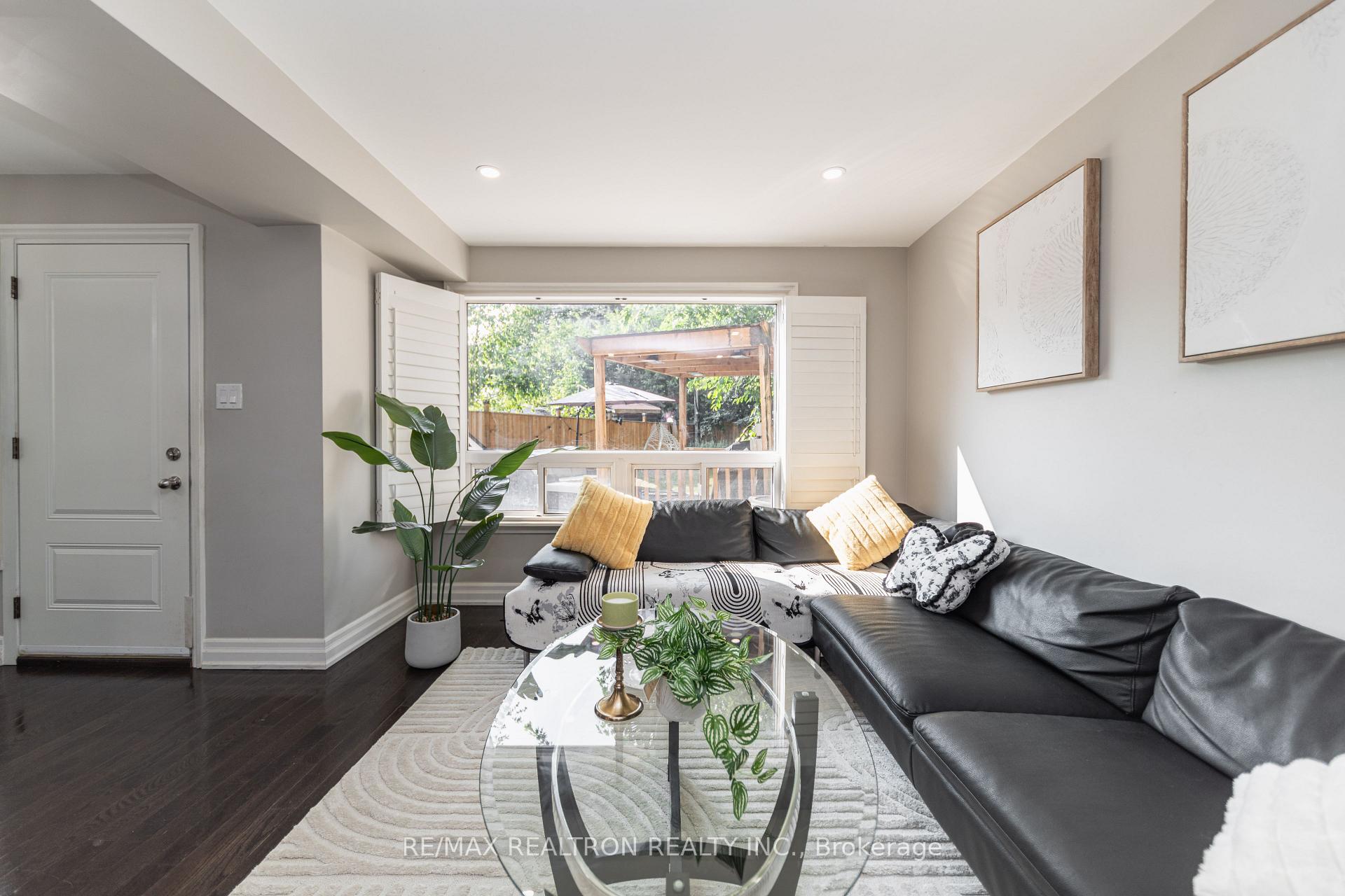 Photo 5 of 2 Lynedock Crescent, North York, Parkwoods-Donalda — HOMEH