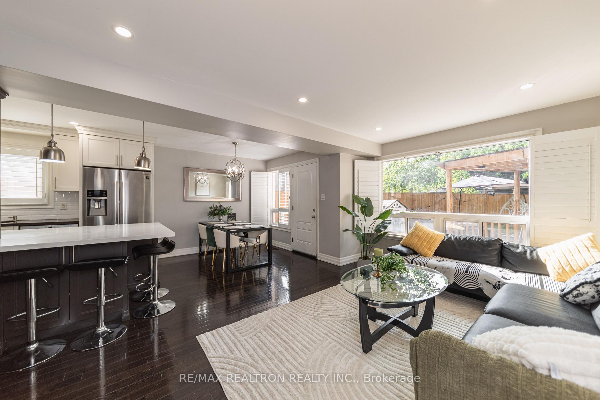 Photo 6 of 2 Lynedock Crescent, North York, Parkwoods-Donalda — HOMEH