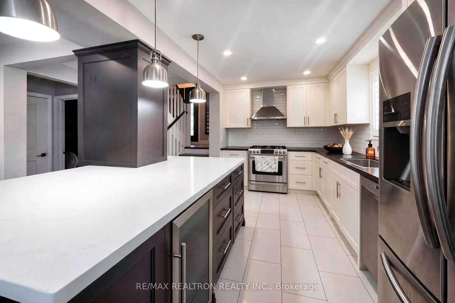 Photo 11 of 2 Lynedock Crescent, North York, Parkwoods-Donalda — HOMEH
