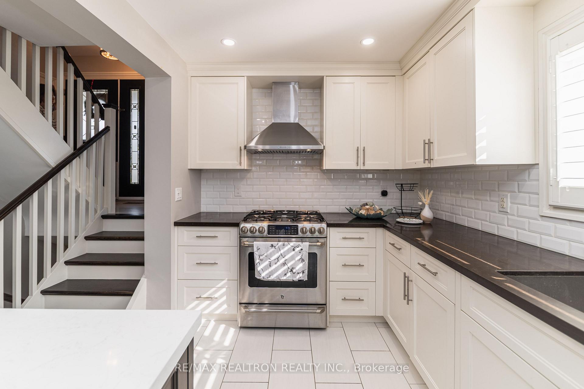Photo 12 of 2 Lynedock Crescent, North York, Parkwoods-Donalda — HOMEH