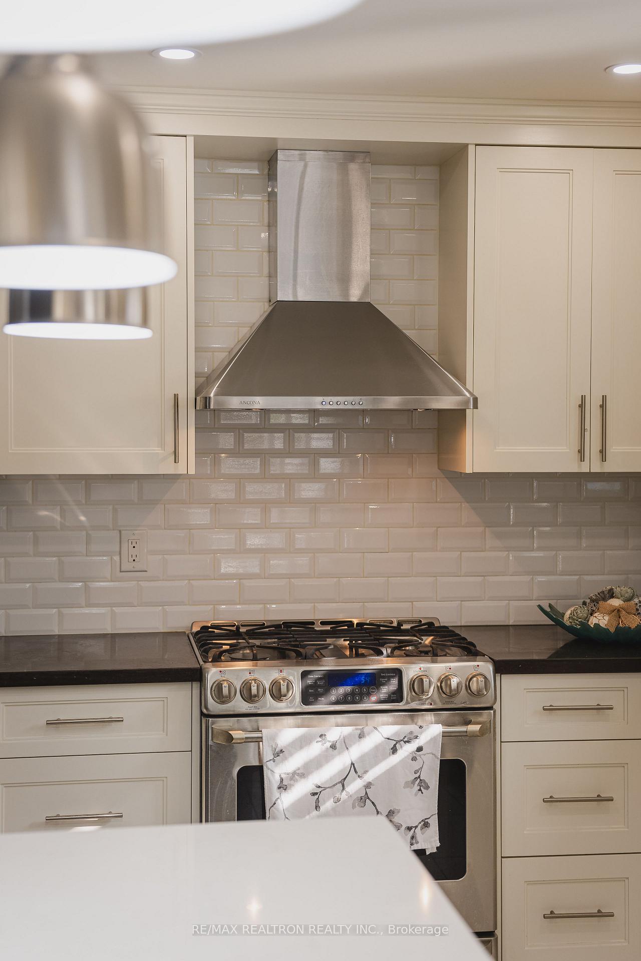 Photo 13 of 2 Lynedock Crescent, North York, Parkwoods-Donalda — HOMEH