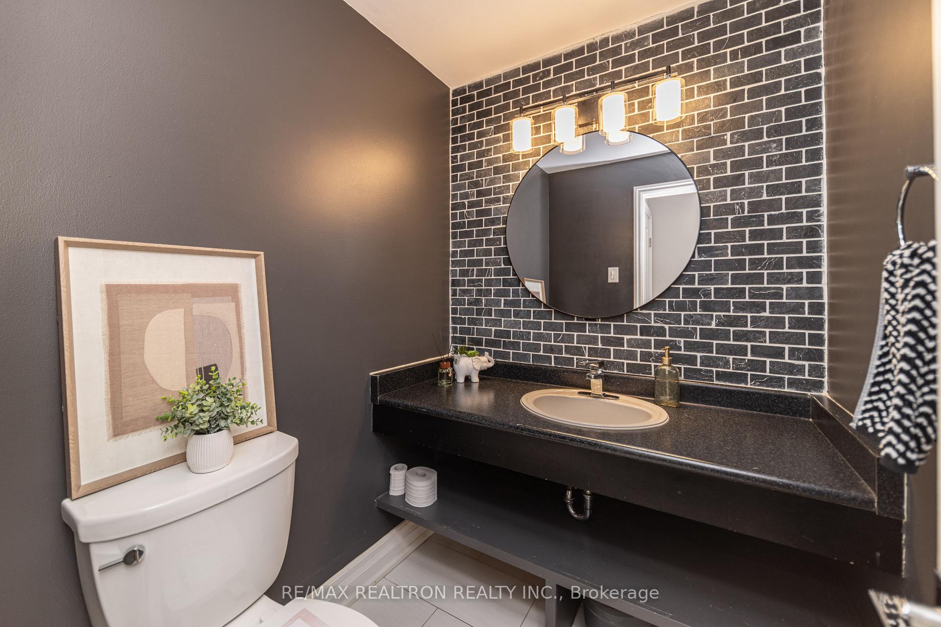 Photo 16 of 2 Lynedock Crescent, North York, Parkwoods-Donalda — HOMEH