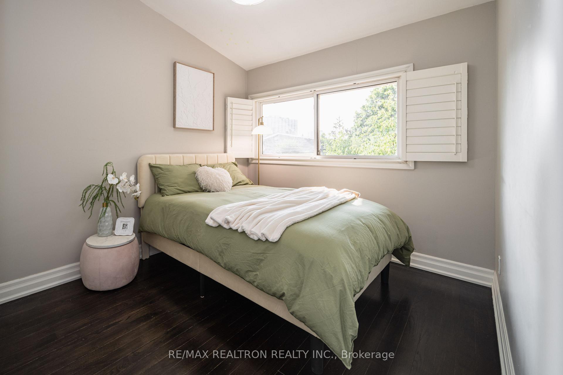 Photo 22 of 2 Lynedock Crescent, North York, Parkwoods-Donalda — HOMEH