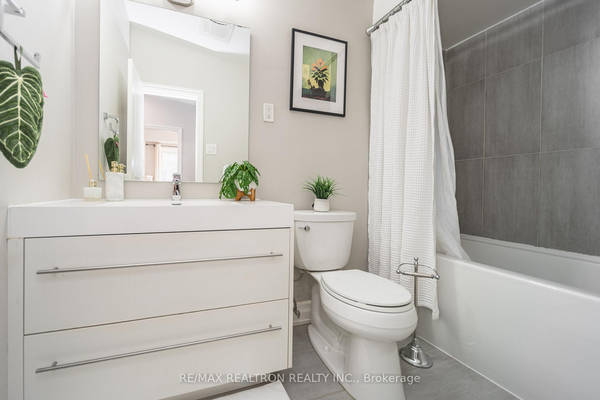 Photo 25 of 2 Lynedock Crescent, North York, Parkwoods-Donalda — HOMEH