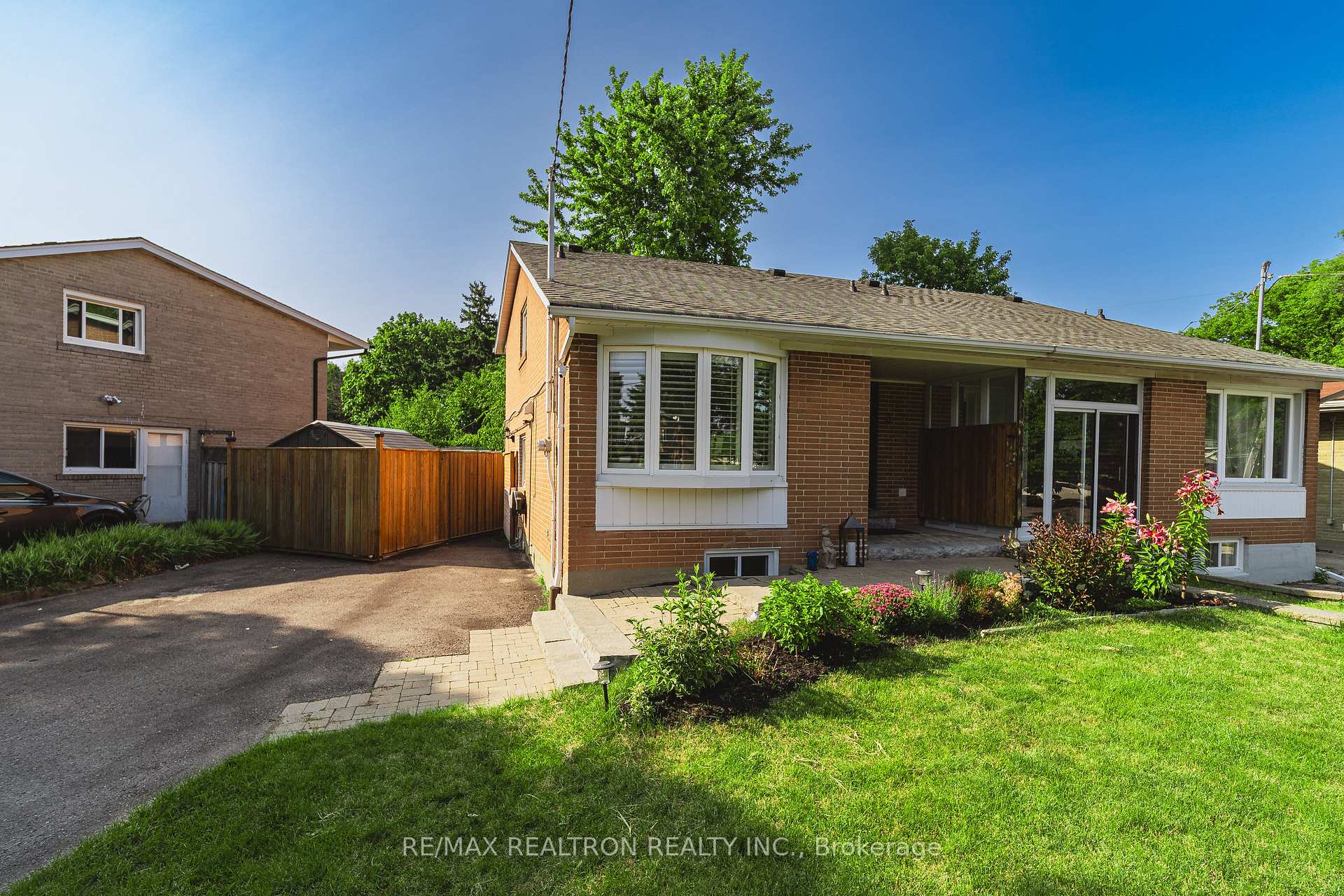 Photo 39 of 2 Lynedock Crescent, North York, Parkwoods-Donalda — HOMEH