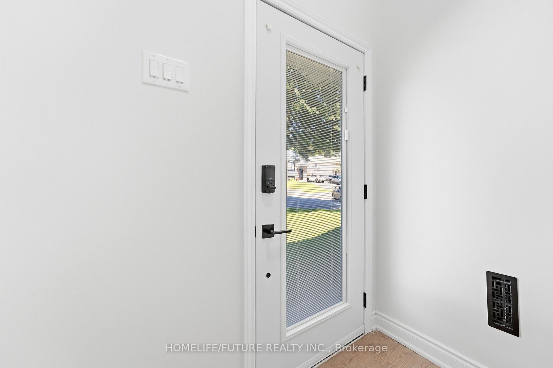 Photo 3 of 1 Lockhart Gate, Clarington, Bowmanville — HOMEH