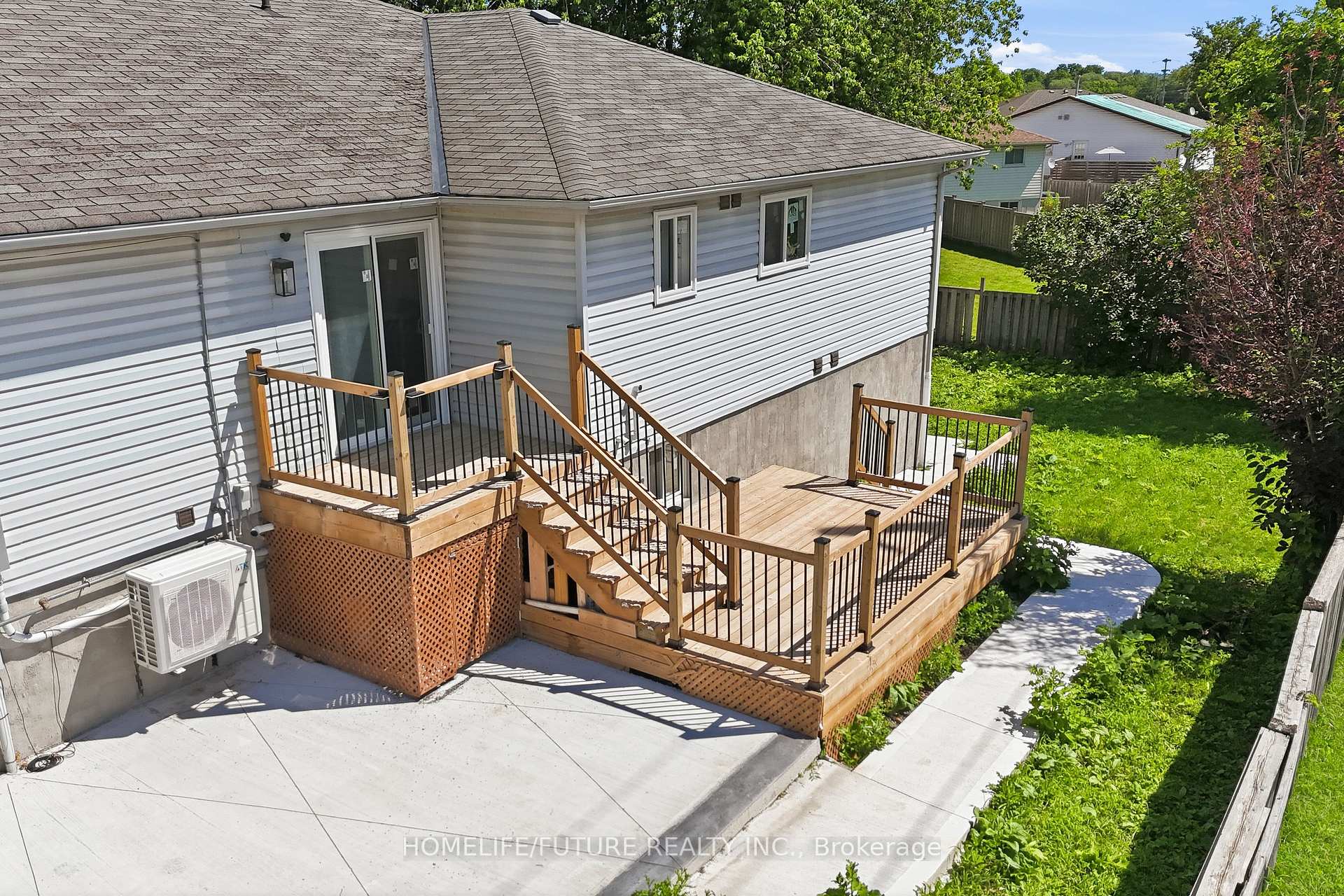Photo 6 of 1 Lockhart Gate, Clarington, Bowmanville — HOMEH