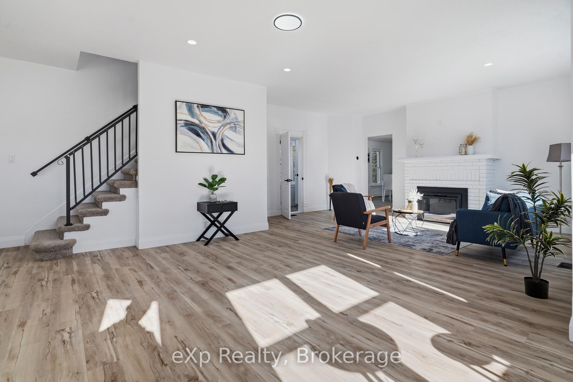 Photo 8 of 192 William Street W, North Middlesex, Parkhill — HOMEH