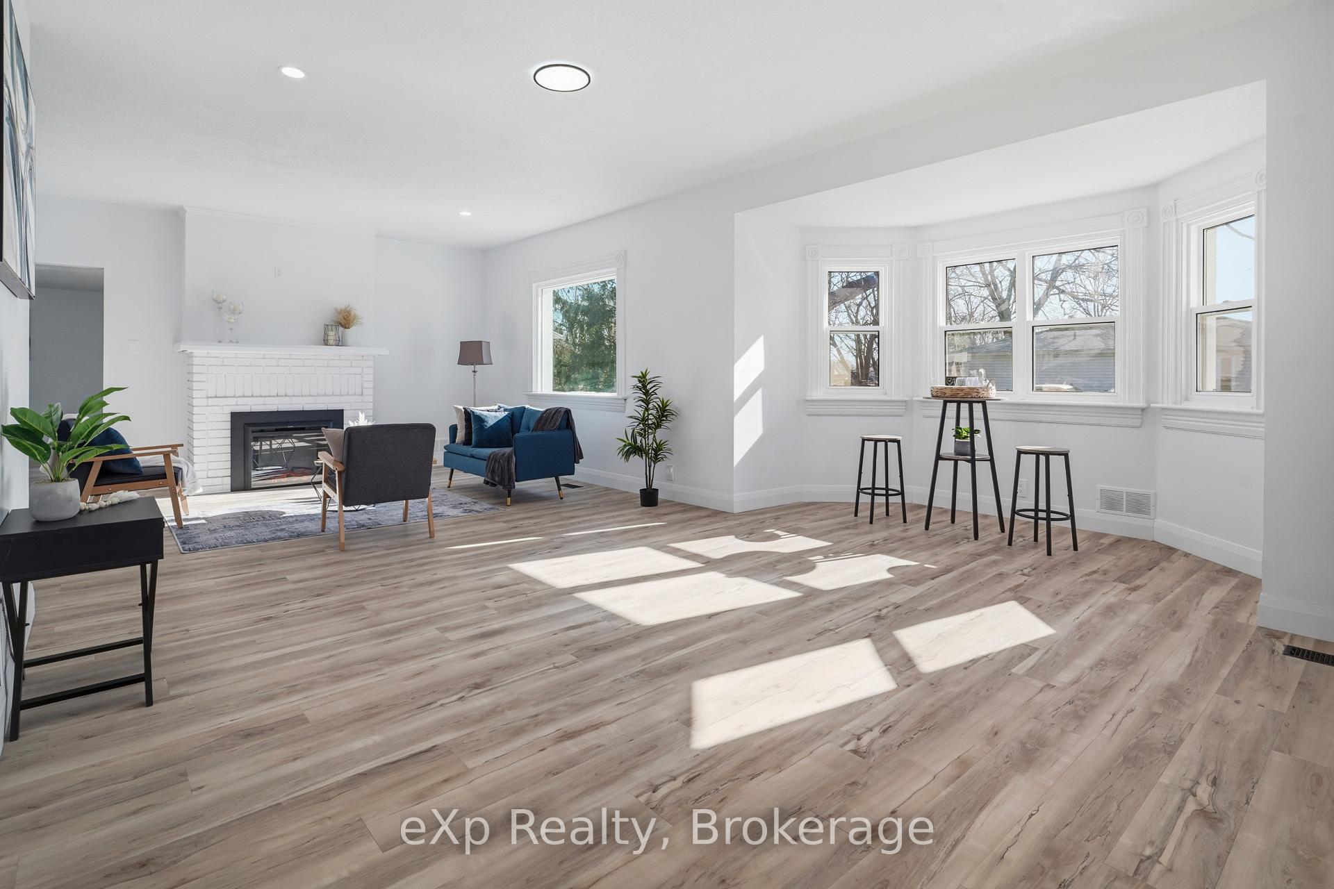 Photo 9 of 192 William Street W, North Middlesex, Parkhill — HOMEH