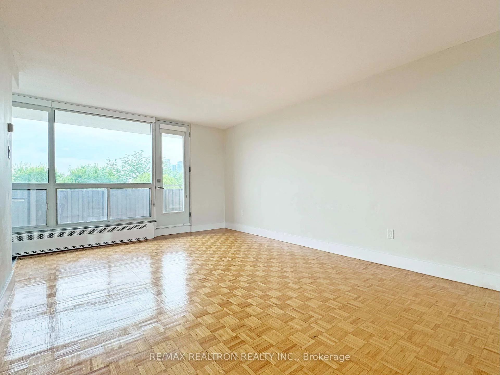 Photo 3 of Unit 502, 666 Spadina Avenue, Toronto, University — HOMEH