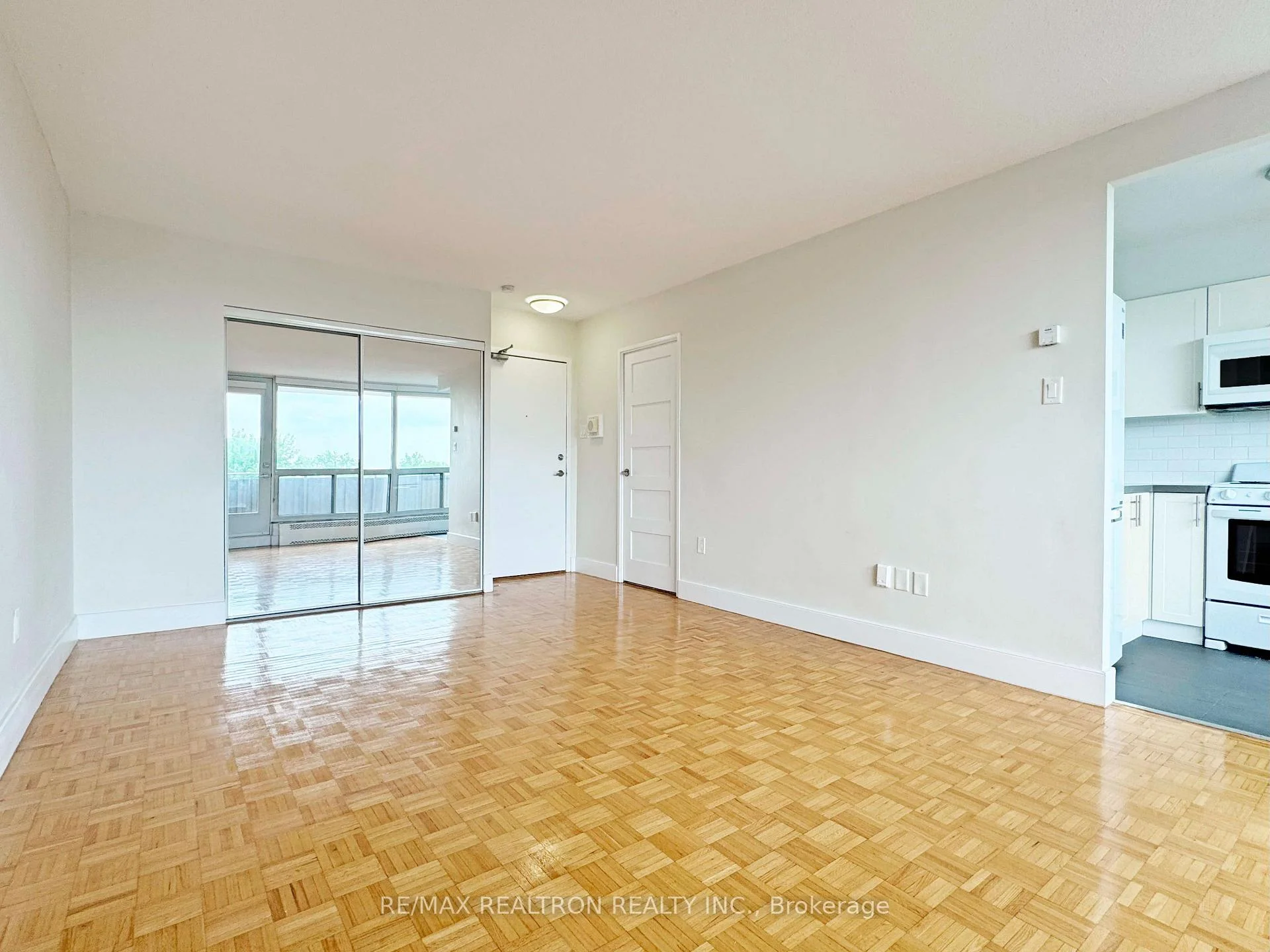 Photo 8 of Unit 502, 666 Spadina Avenue, Toronto, University — HOMEH