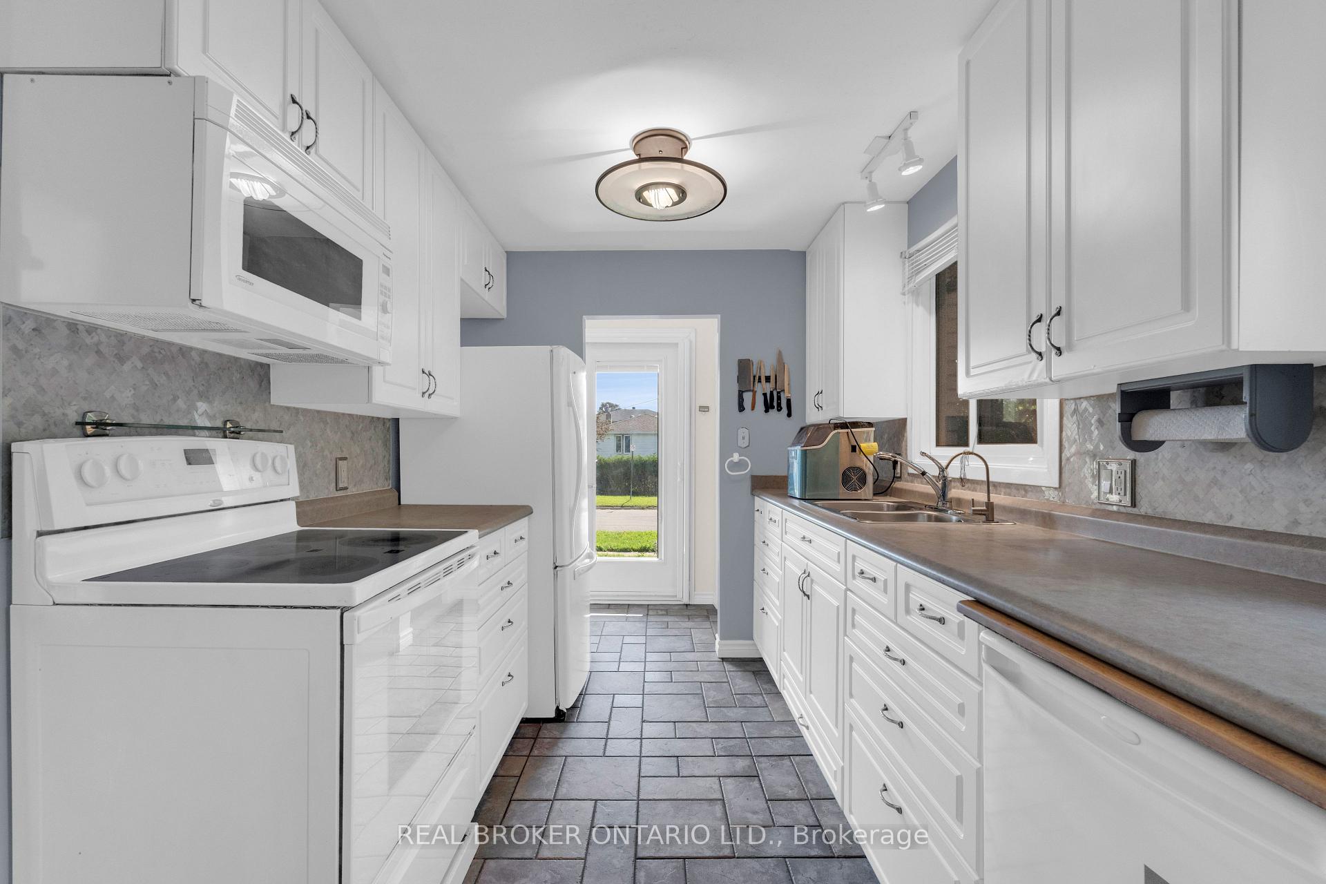 Photo 9 of 61 Bernick Drive, Barrie, Grove East — HOMEH