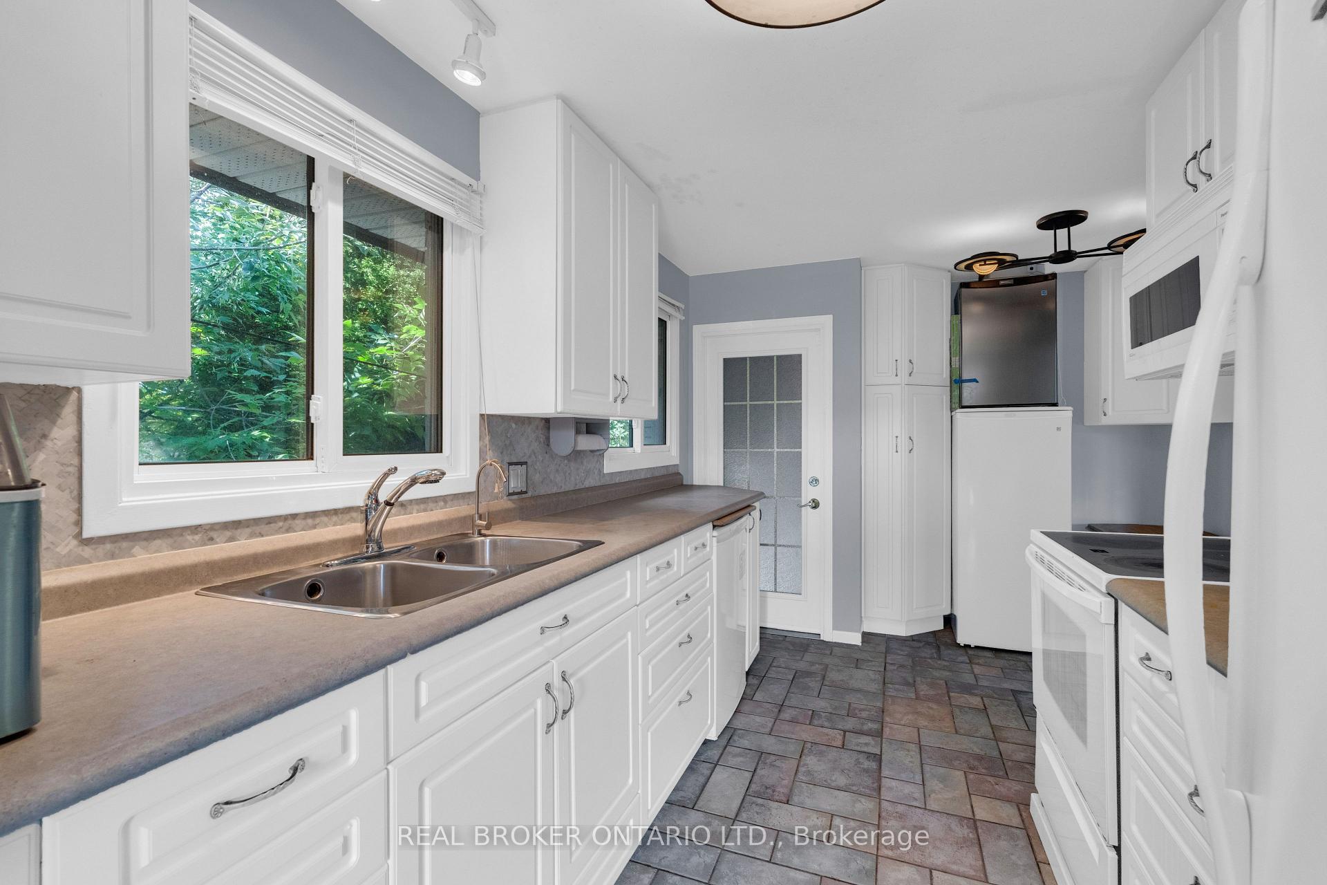 Photo 10 of 61 Bernick Drive, Barrie, Grove East — HOMEH