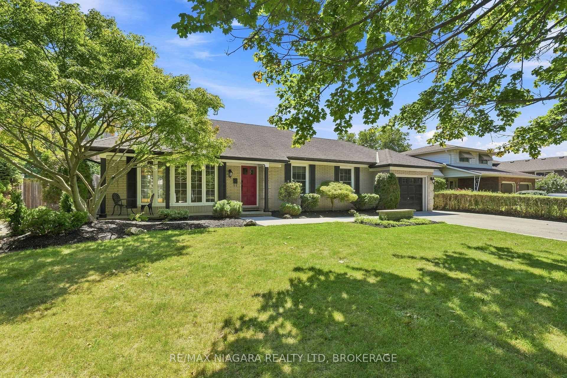 Photo 2 of 6 Royal Oak Drive, St. Catharines, Martindale Pond — HOMEH