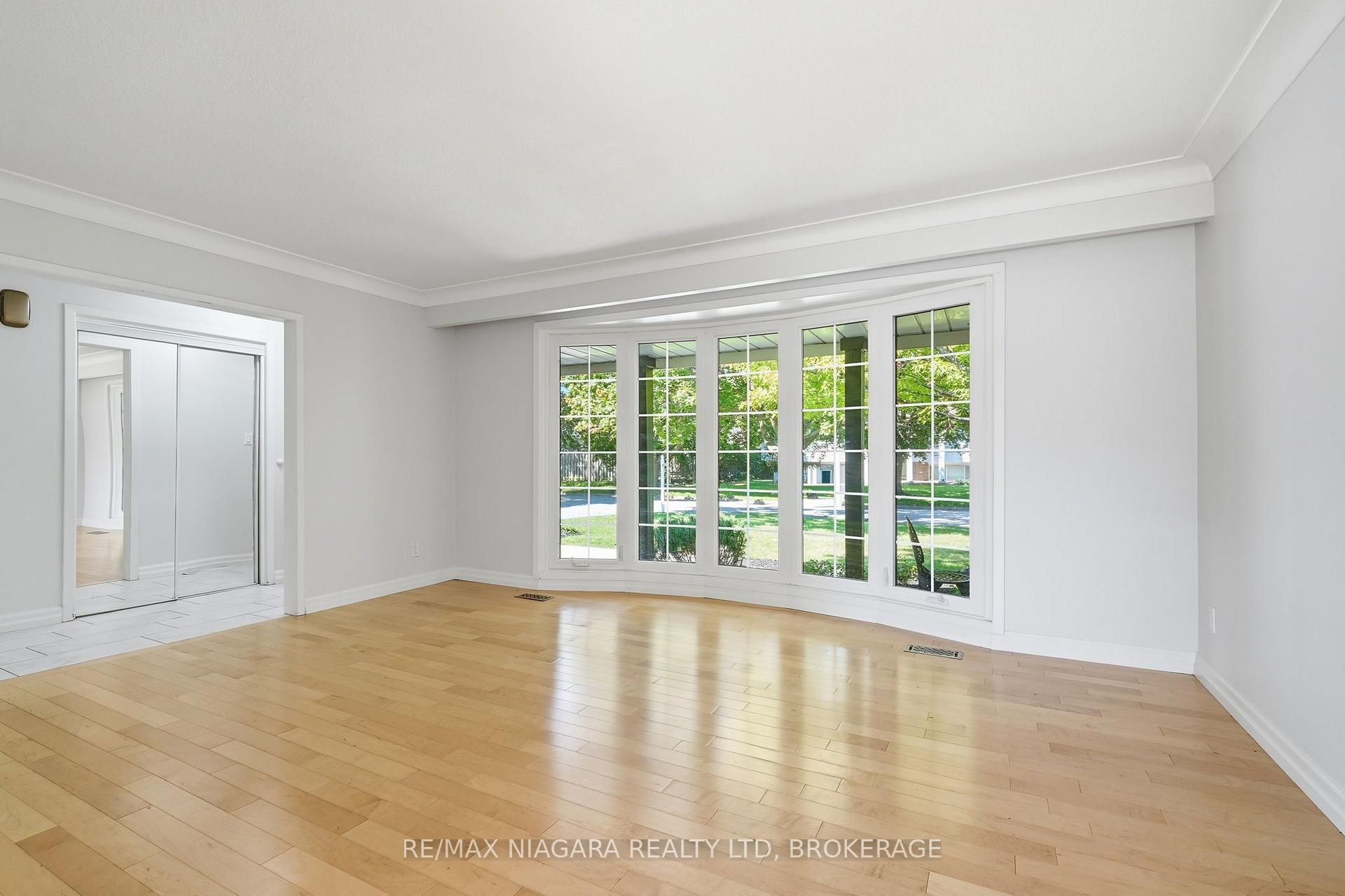 Photo 8 of 6 Royal Oak Drive, St. Catharines, Martindale Pond — HOMEH