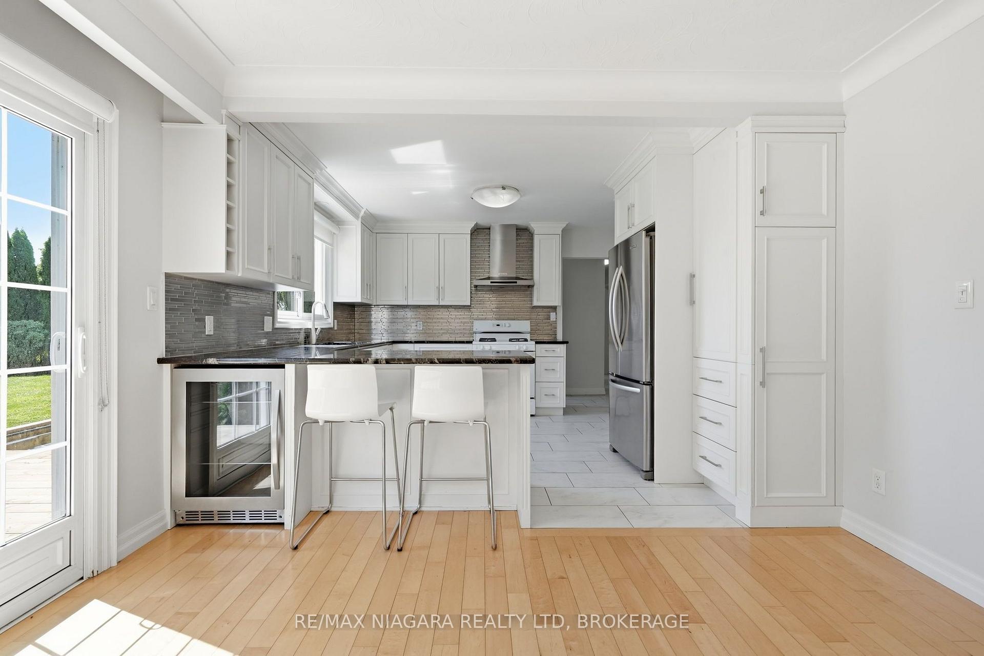 Photo 11 of 6 Royal Oak Drive, St. Catharines, Martindale Pond — HOMEH