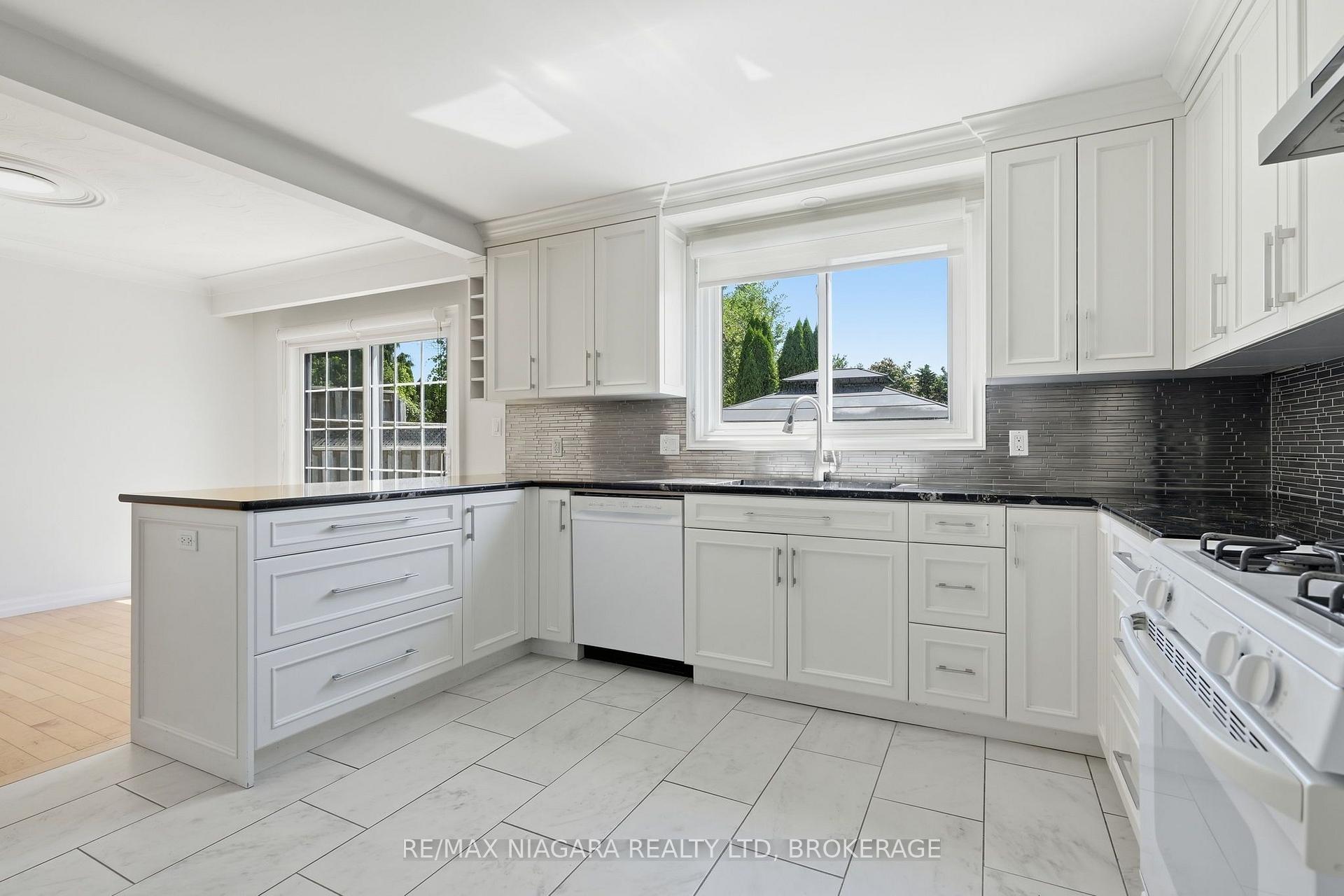 Photo 12 of 6 Royal Oak Drive, St. Catharines, Martindale Pond — HOMEH