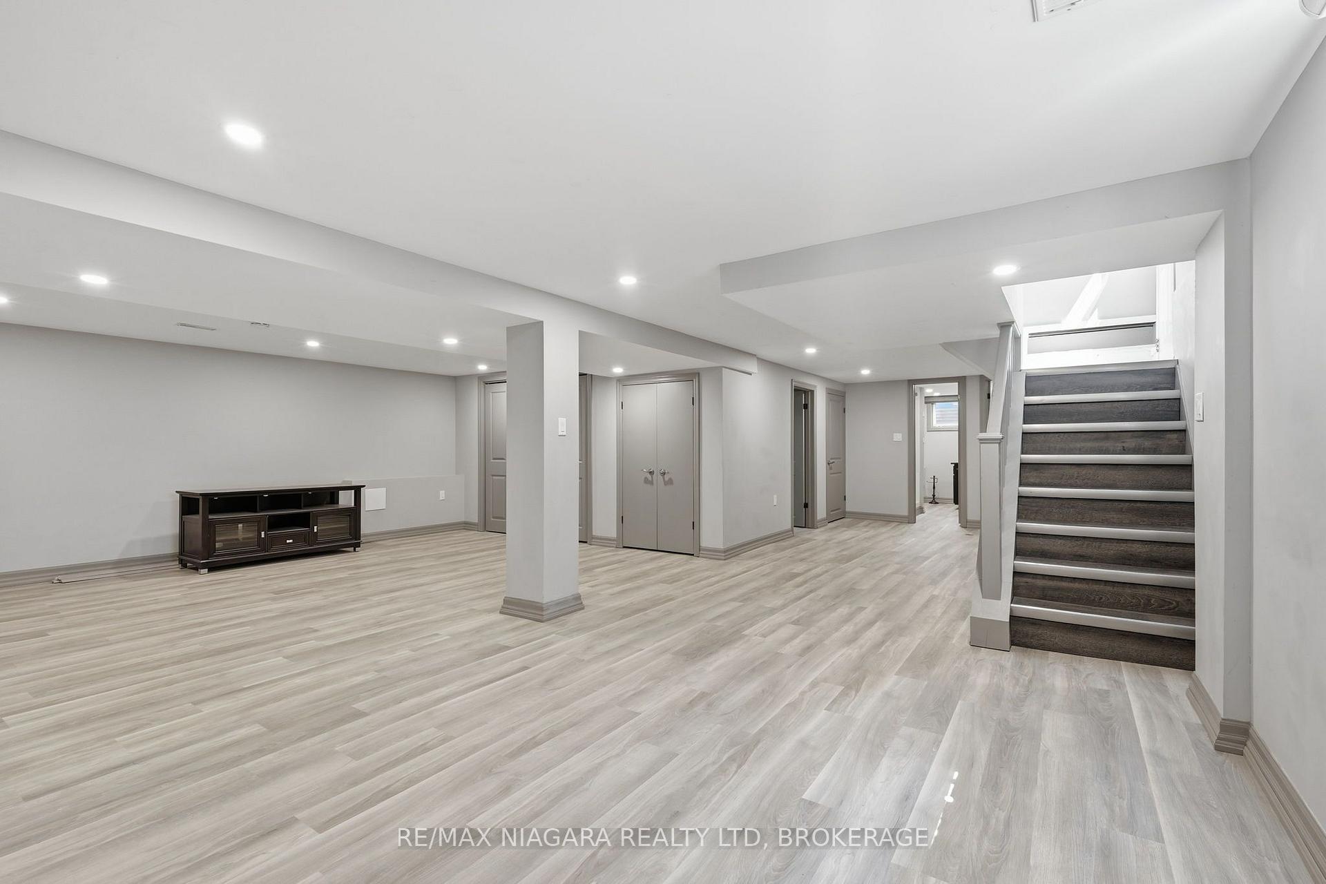 Photo 24 of 6 Royal Oak Drive, St. Catharines, Martindale Pond — HOMEH