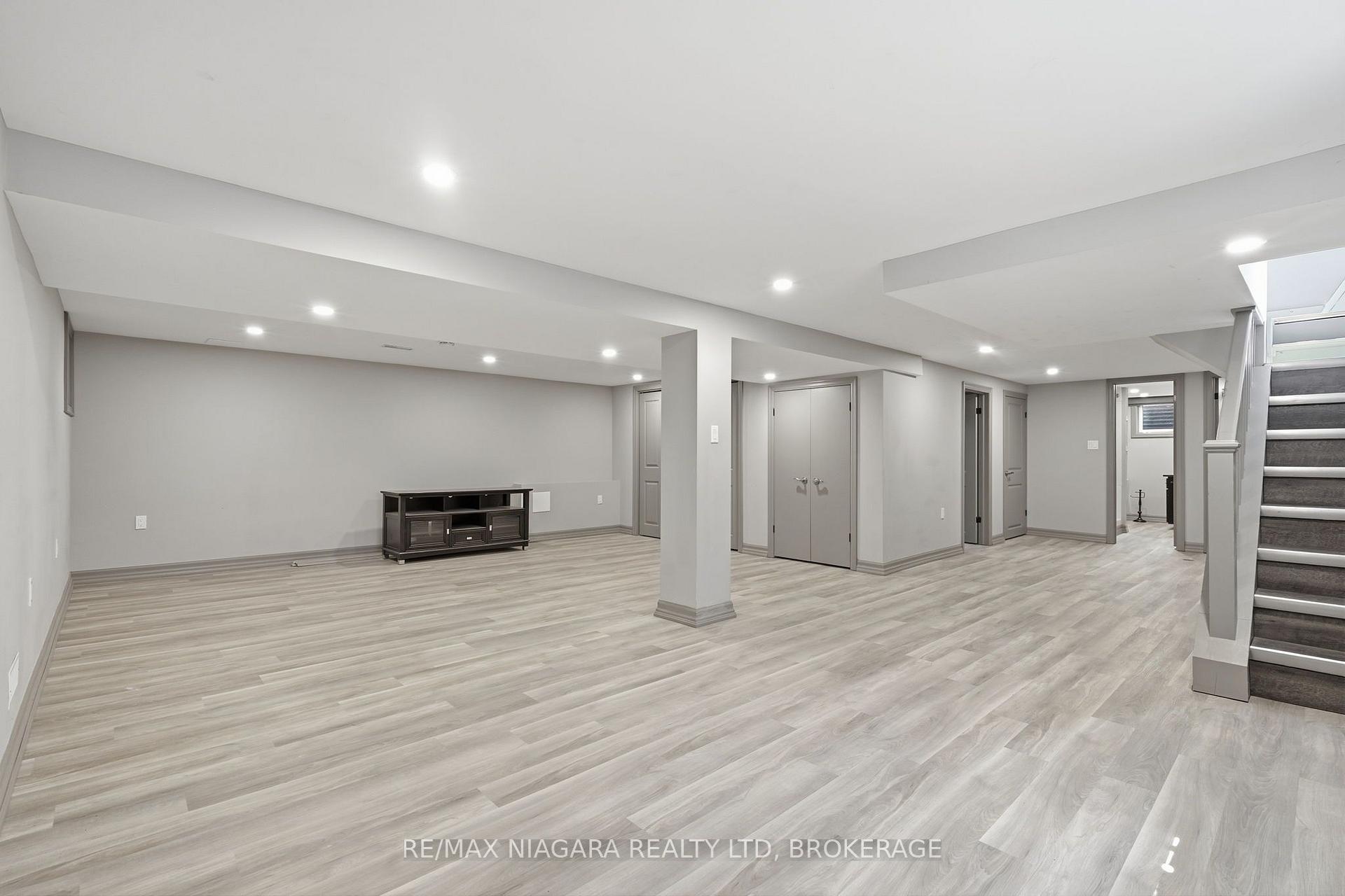 Photo 25 of 6 Royal Oak Drive, St. Catharines, Martindale Pond — HOMEH