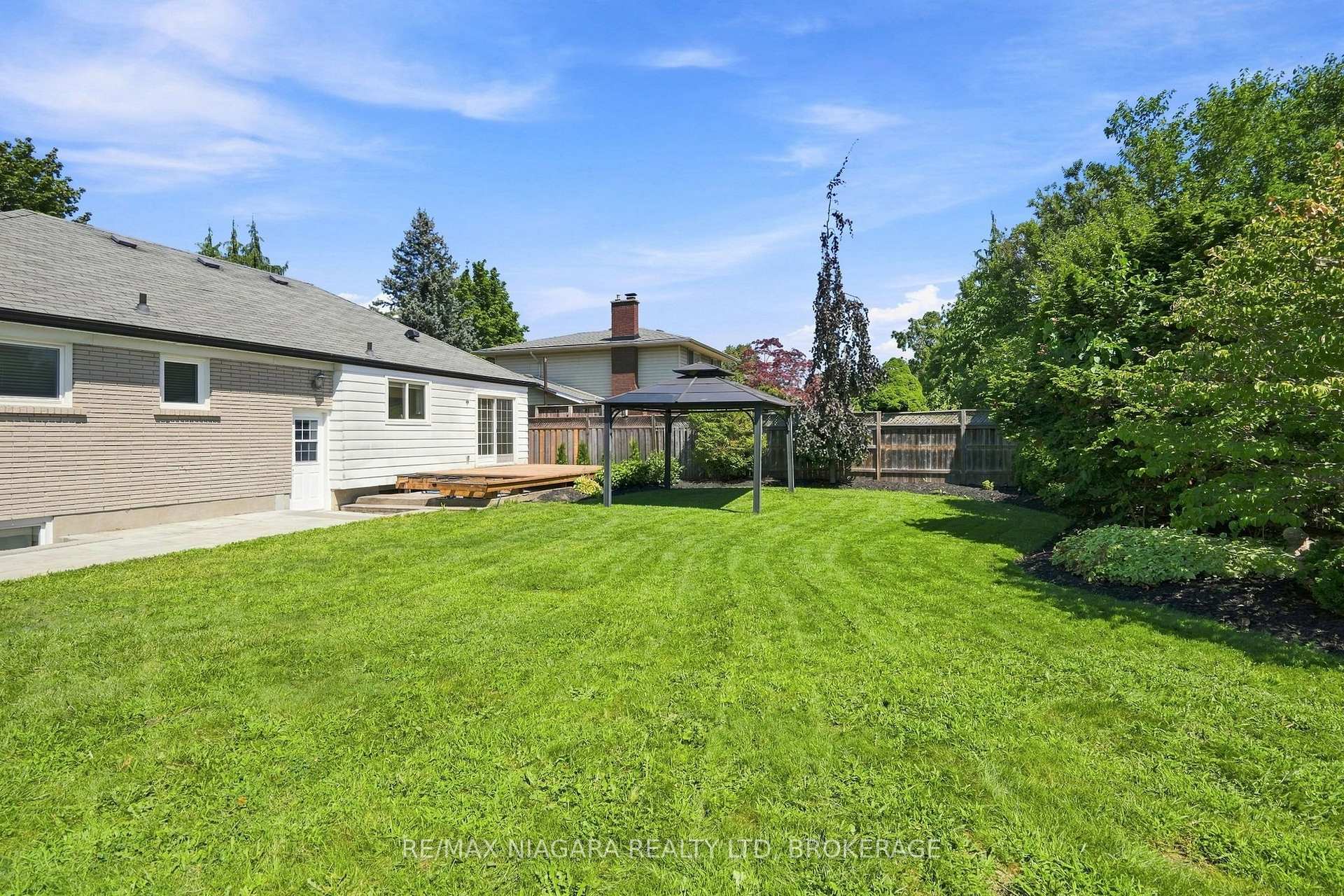 Photo 35 of 6 Royal Oak Drive, St. Catharines, Martindale Pond — HOMEH