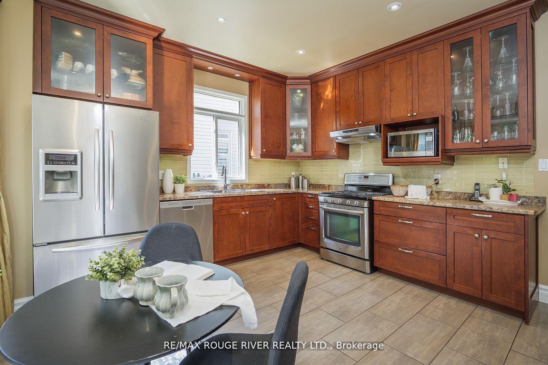 Photo 11 of 433 Woodsmere Crescent, Pickering, Amberlea — HOMEH
