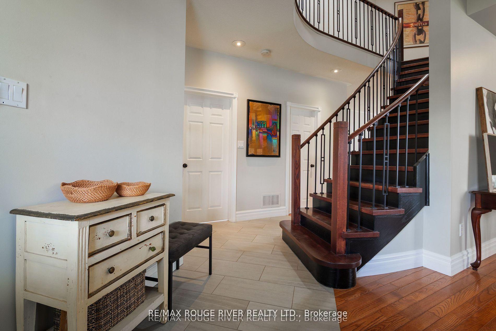 Photo 3 of 433 Woodsmere Crescent, Pickering, Amberlea — HOMEH