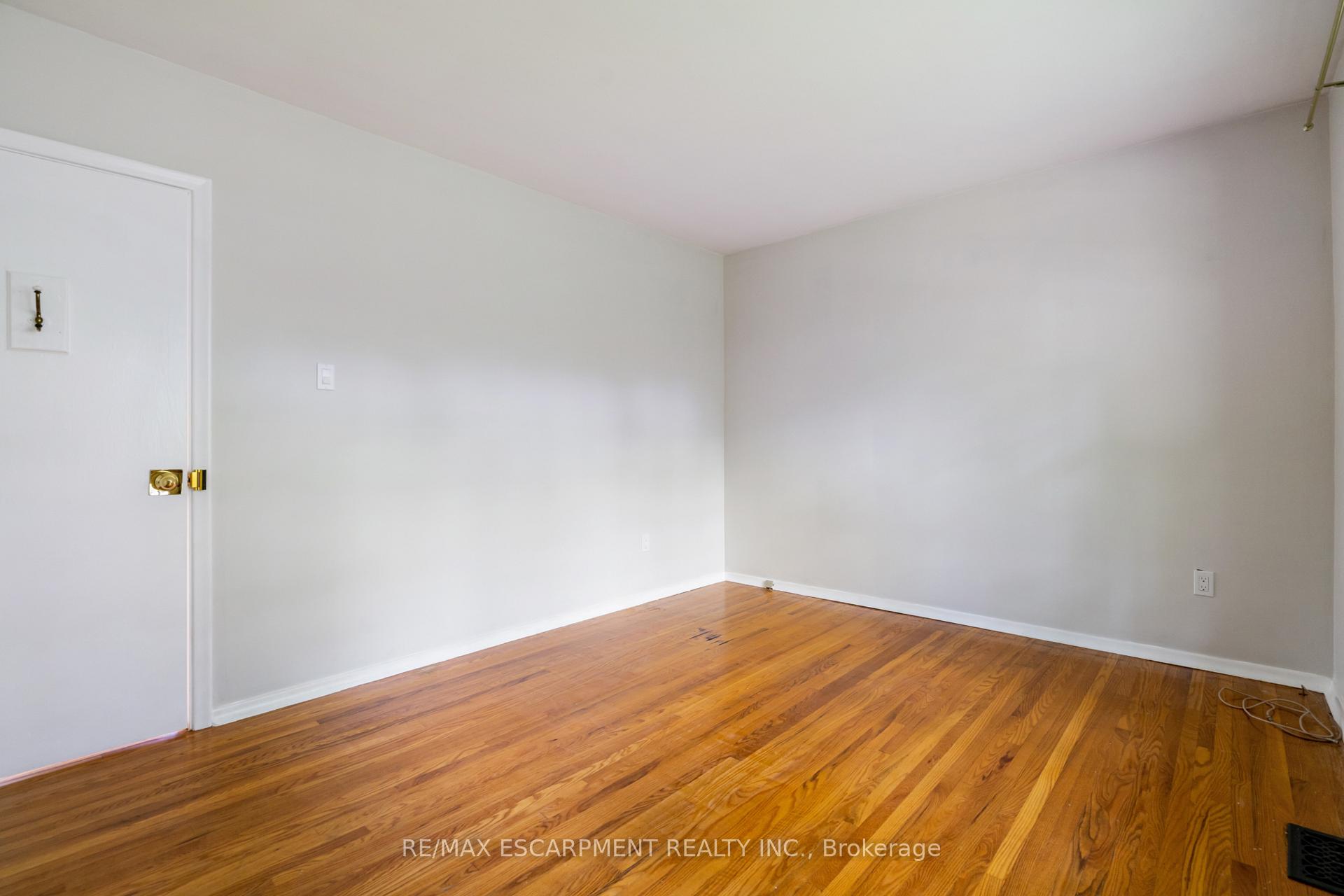 Photo 6 of Unit Main, 1497 Park Royale Boulevard, Mississauga, Lakeview — HOMEH