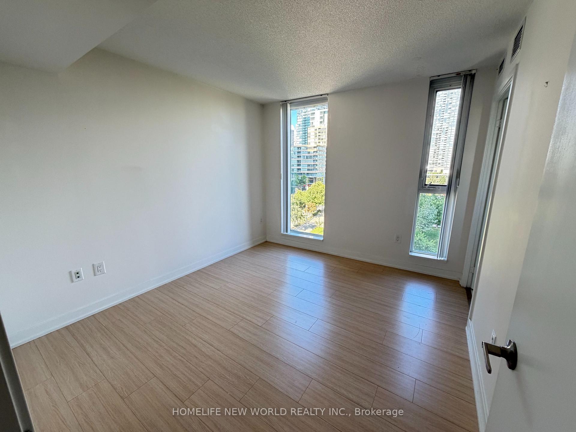 Photo 4 of Unit 721, 85 Queens Wharf Road, Toronto, Waterfront Communities — HOMEH