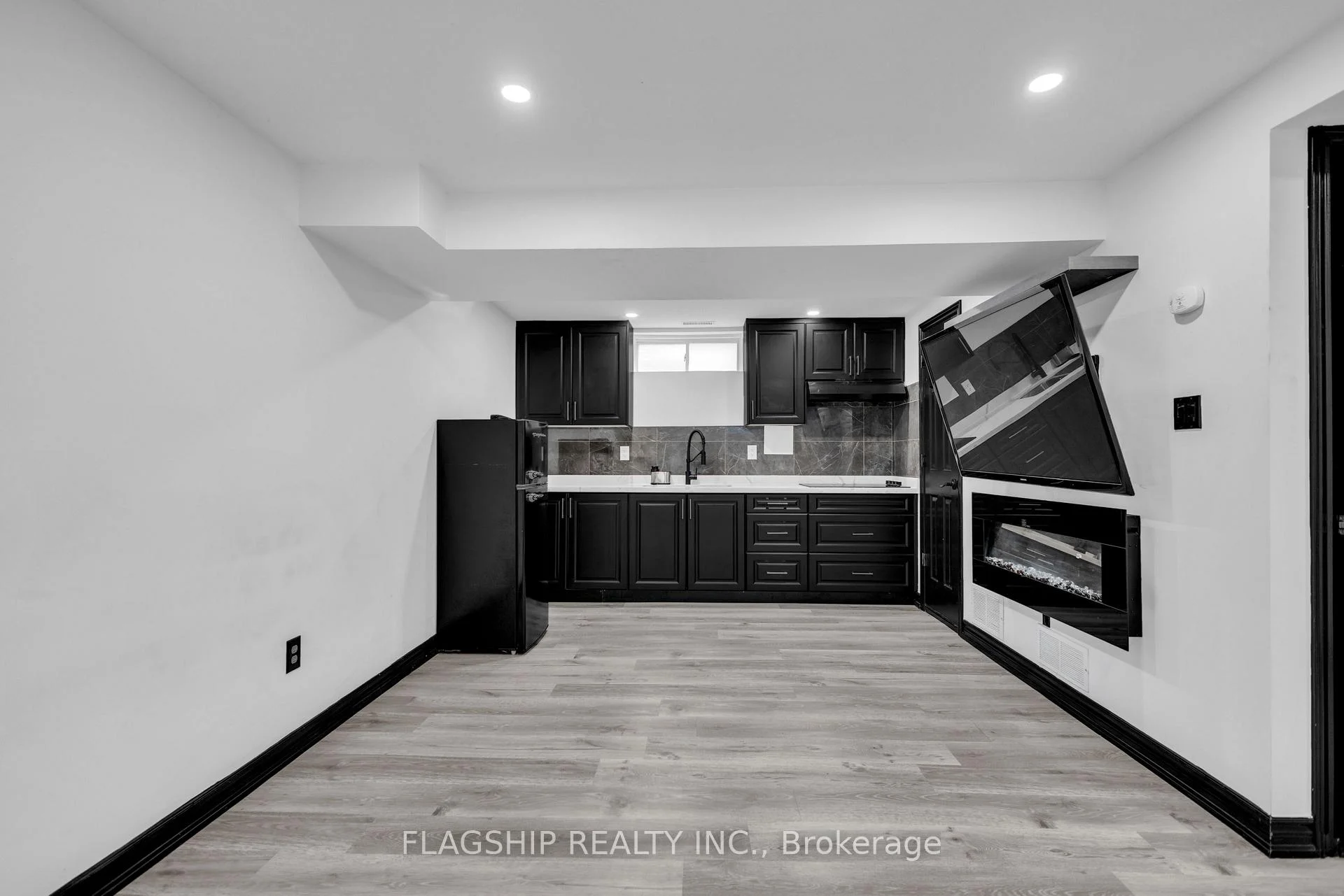 Photo 36 of 58 Dahlia Street, Kitchener, Larentian West — HOMEH