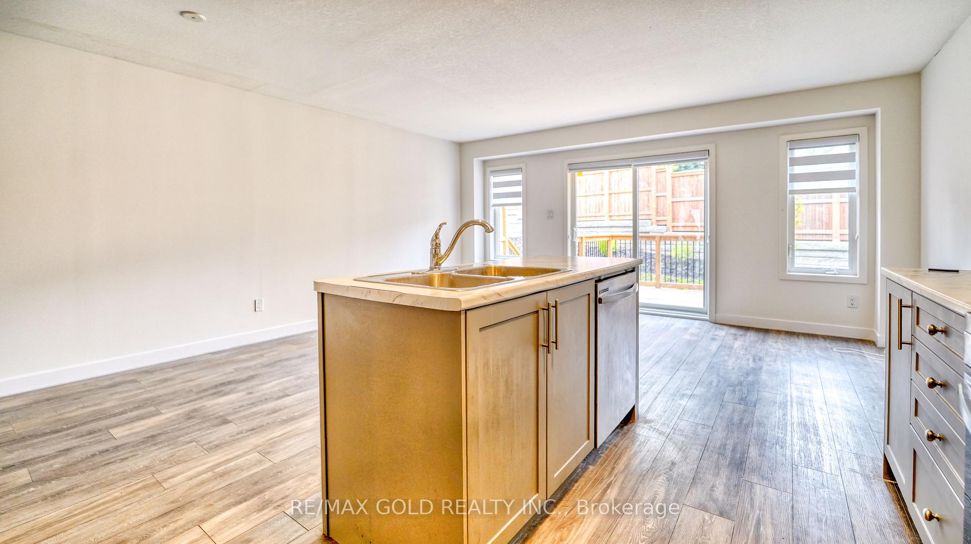 Photo 13 of 48 Pony Way, Kitchener, Huron Park — HOMEH